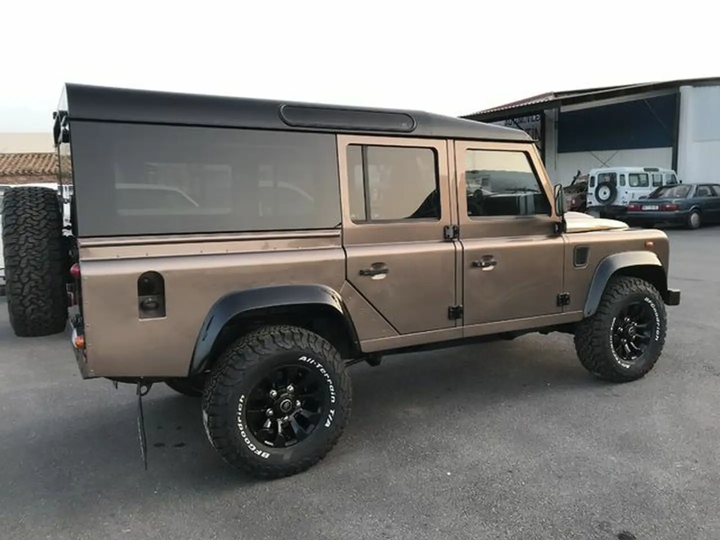 Land Rover Defender 110 SW E - 2