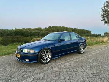 323i
