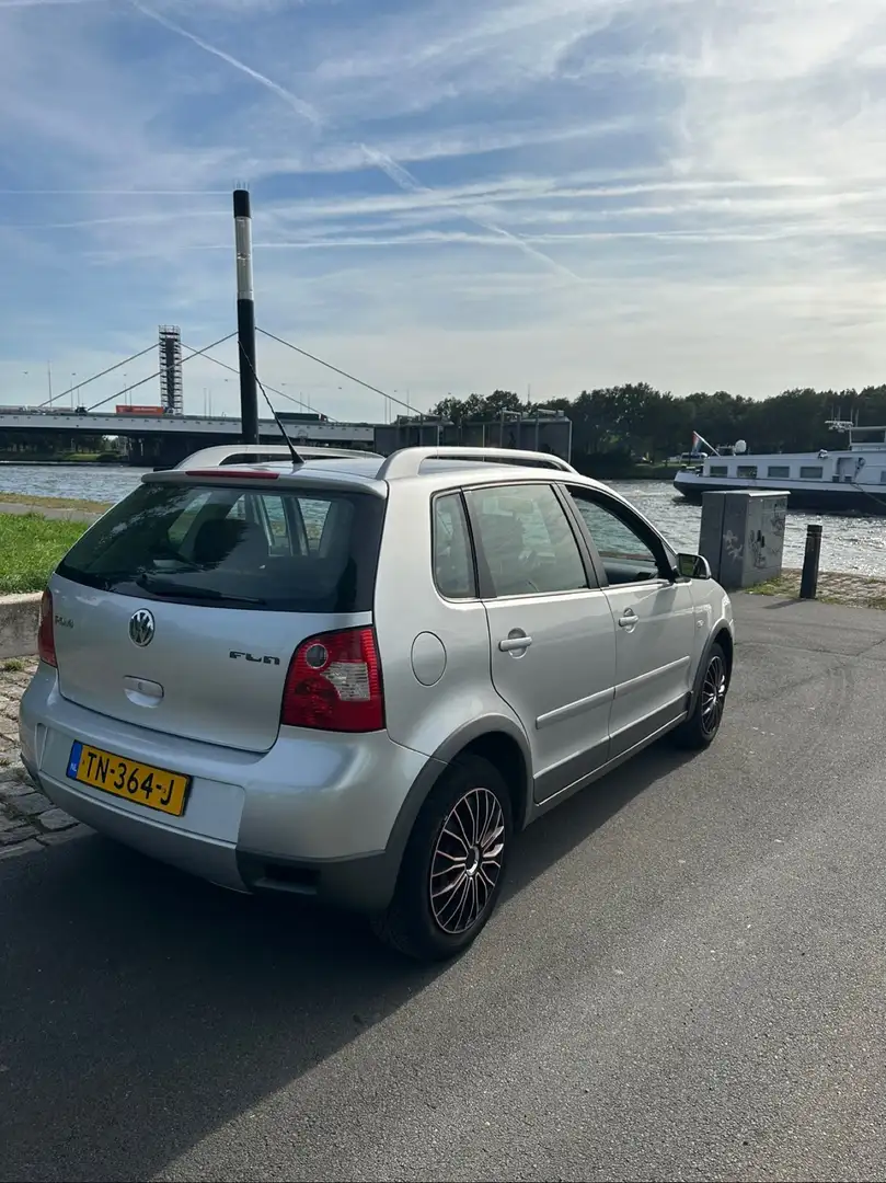 Volkswagen Polo Cross 1.4 Gris - 2