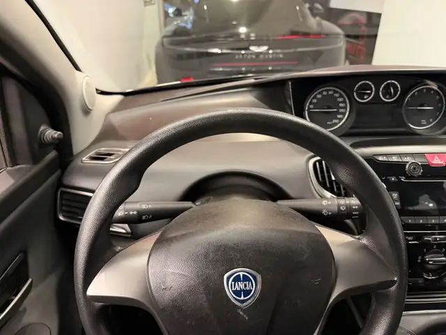 Lancia Ypsilon view 7