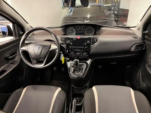 Lancia Ypsilon view 9