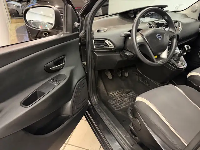 Lancia Ypsilon view 8