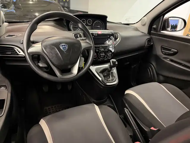 Lancia Ypsilon view 10