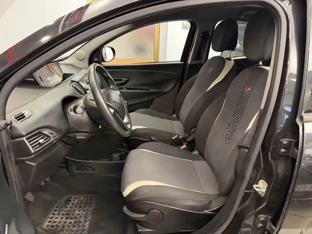 Lancia Ypsilon view 6