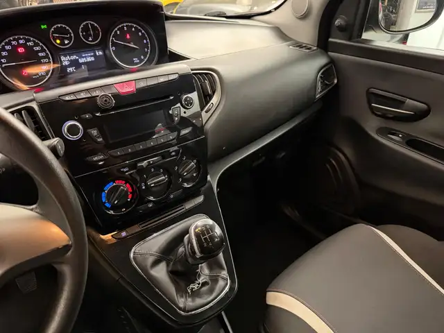 Lancia Ypsilon view 5