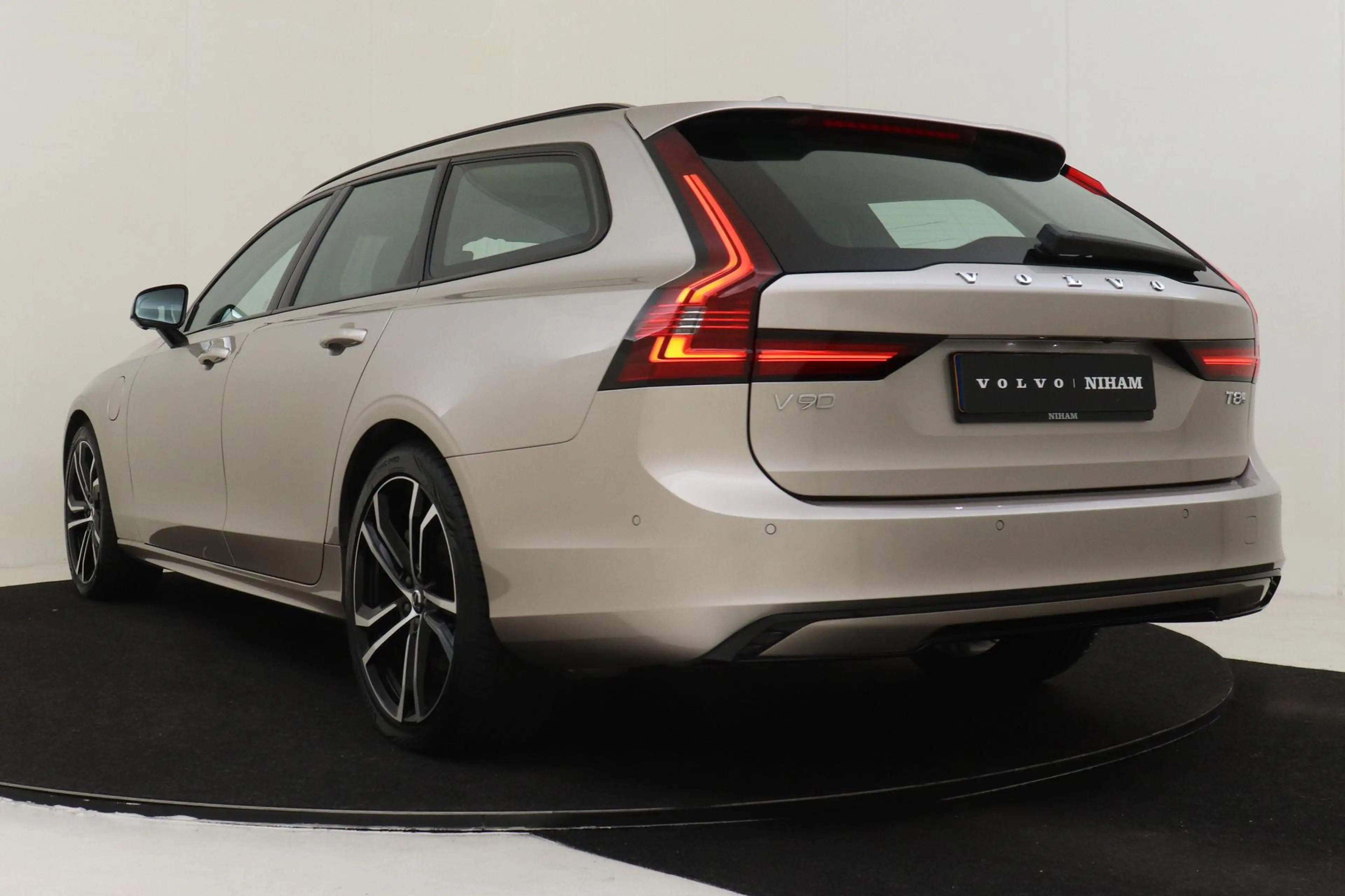 Volvo V90 T8 PLUG-IN HYBRID AWD ULTRA EXECUTIVE EDITION -PAN — photo 5