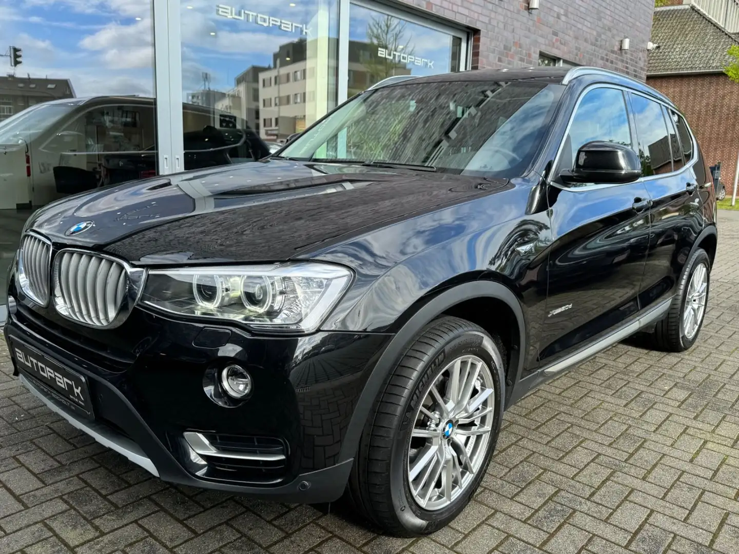 BMW X3 xDrive20d xLine Pano/Kamera/AHK/Leder/8xFach Schwarz - 1