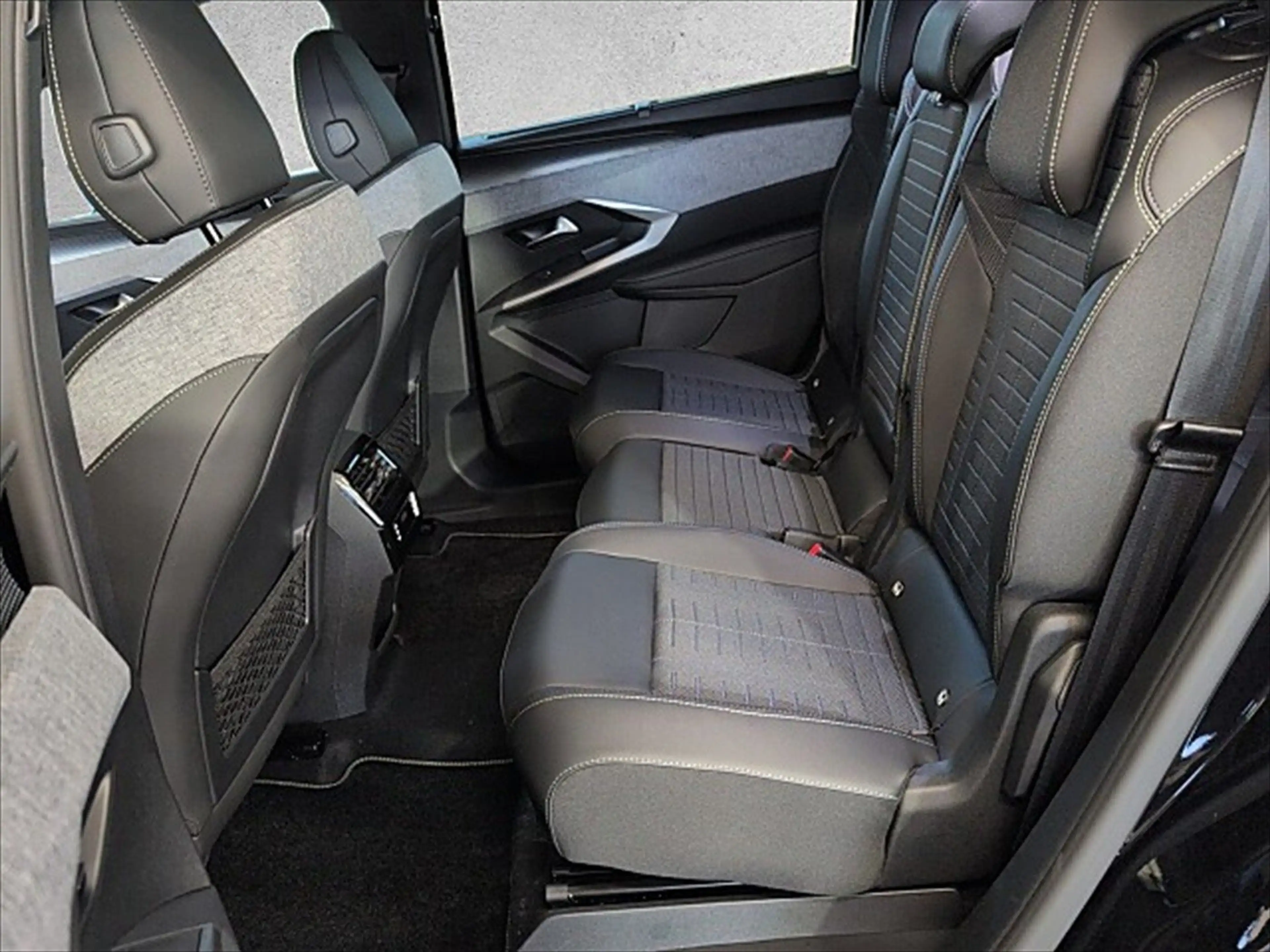 Peugeot 5008 1.2 145 GT ACC LED Navi SHZ 2xKlima Kam. — photo 7