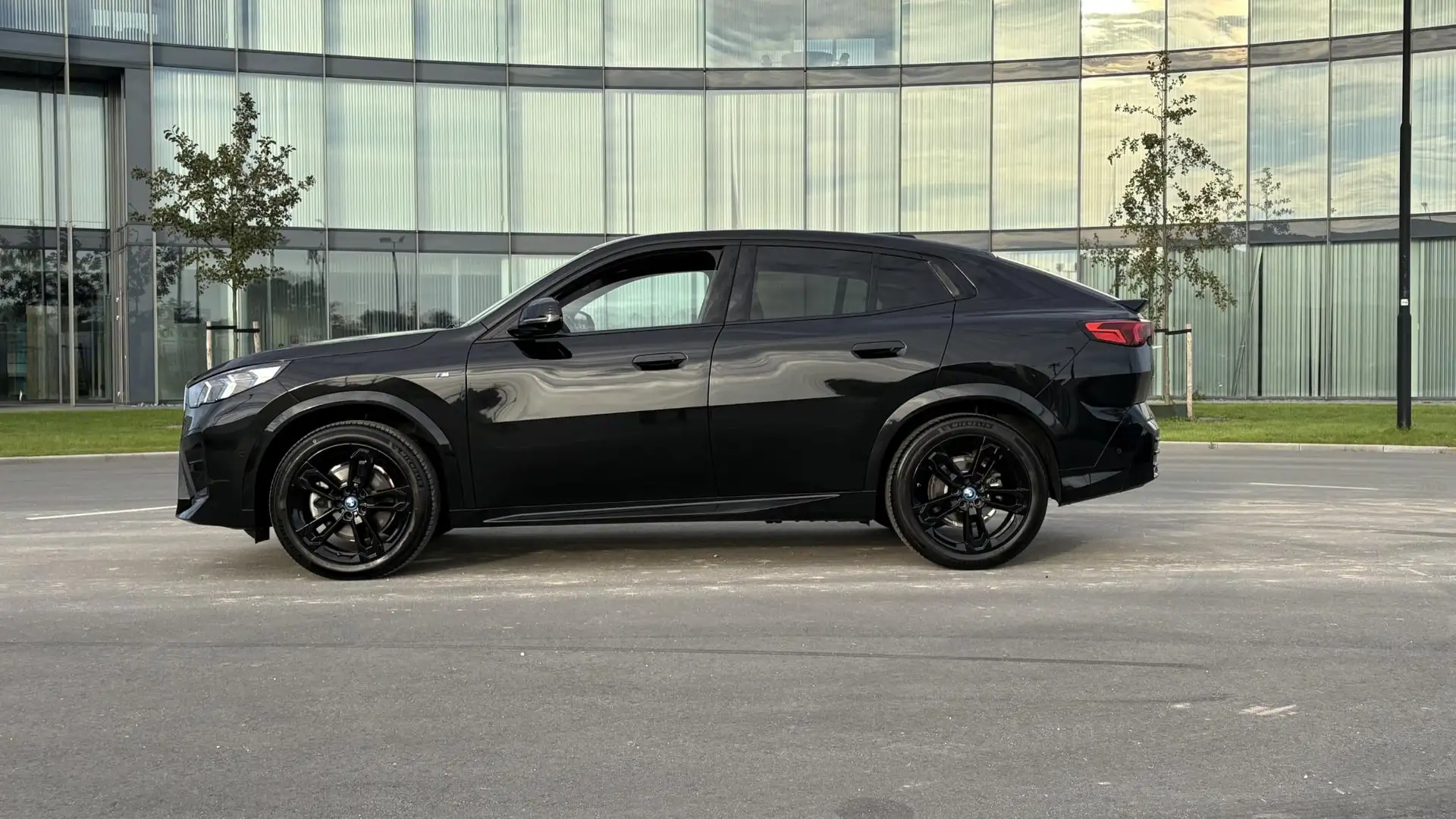 BMW X2 sDrive20i Launch Edition Schwarz - 2