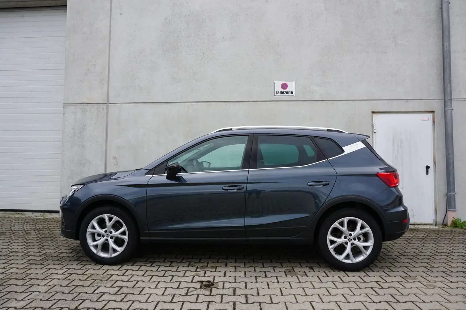 SEAT Arona 1.0TSI FR DSG Navi/MirrorL Kamera Grau - 2