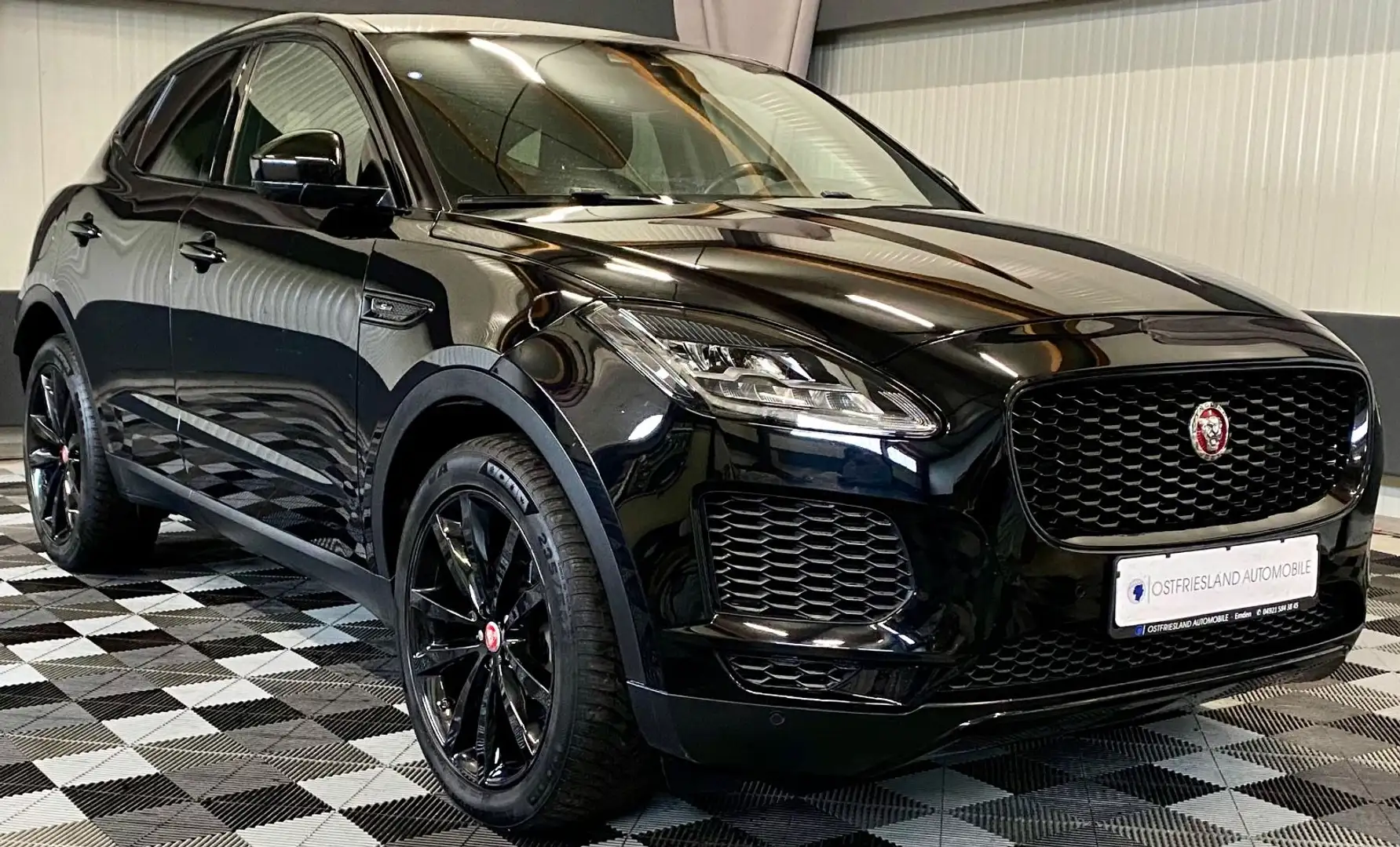 Jaguar E-Pace AWD, Kamera, CarPlay, Klima, Bluetooth Černá - 1