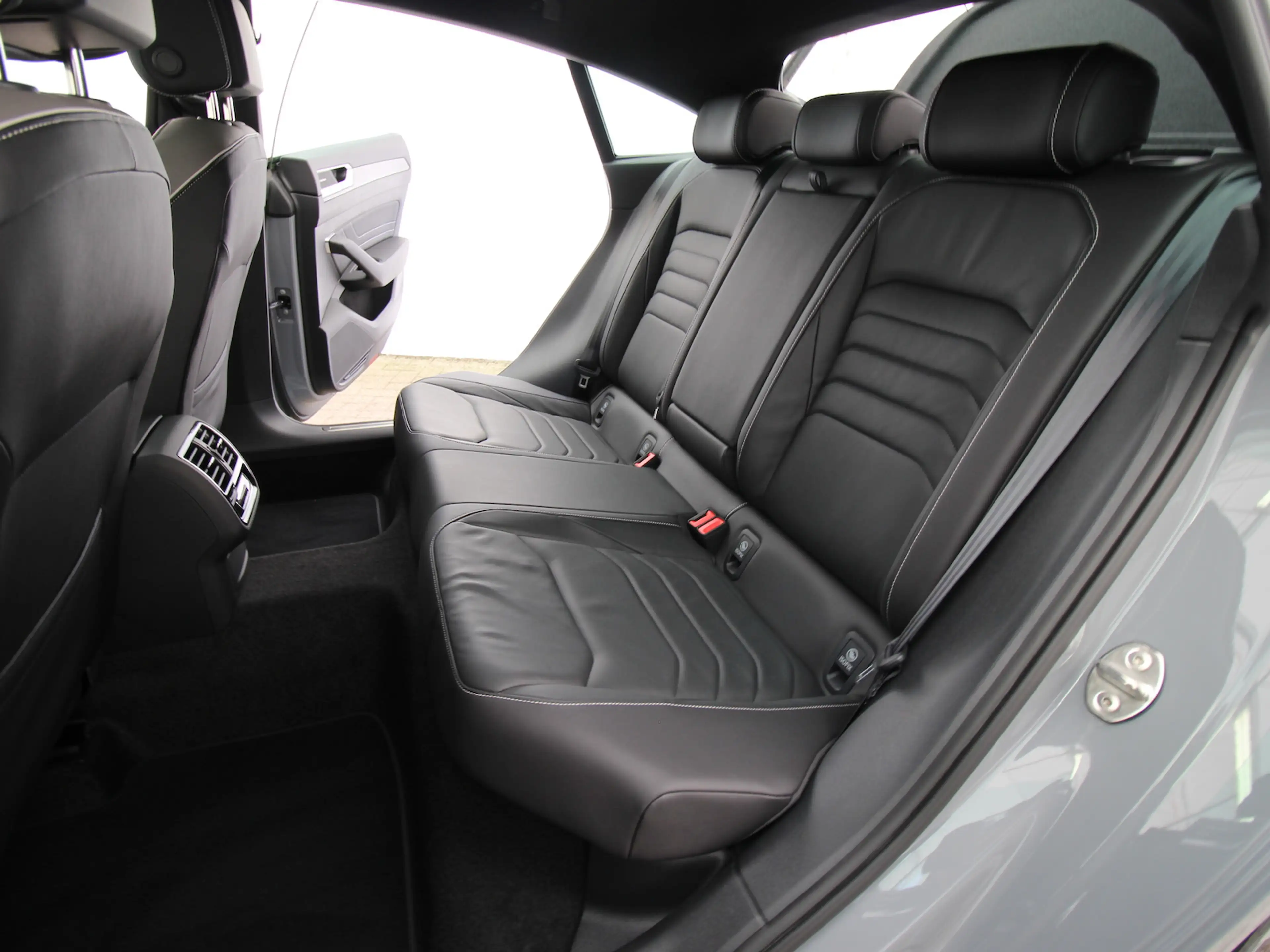 Volkswagen Arteon 4M 2.0 TFSI R-Line NAVI+LED+KAMERA360+DCC — photo 9