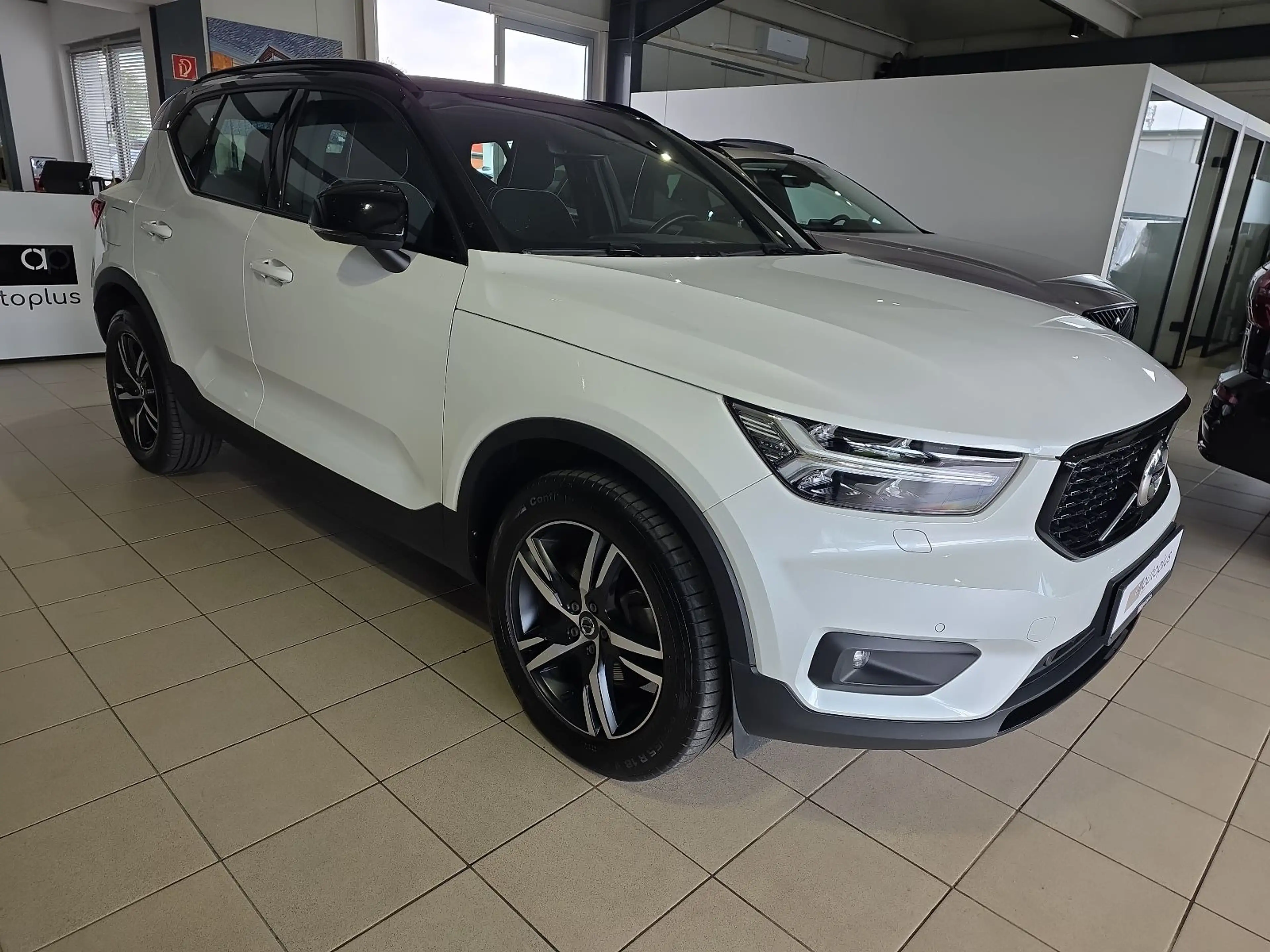 Volvo XC40 B4 R-Design AWD AHK Kamera LED WinterPaket — photo 5