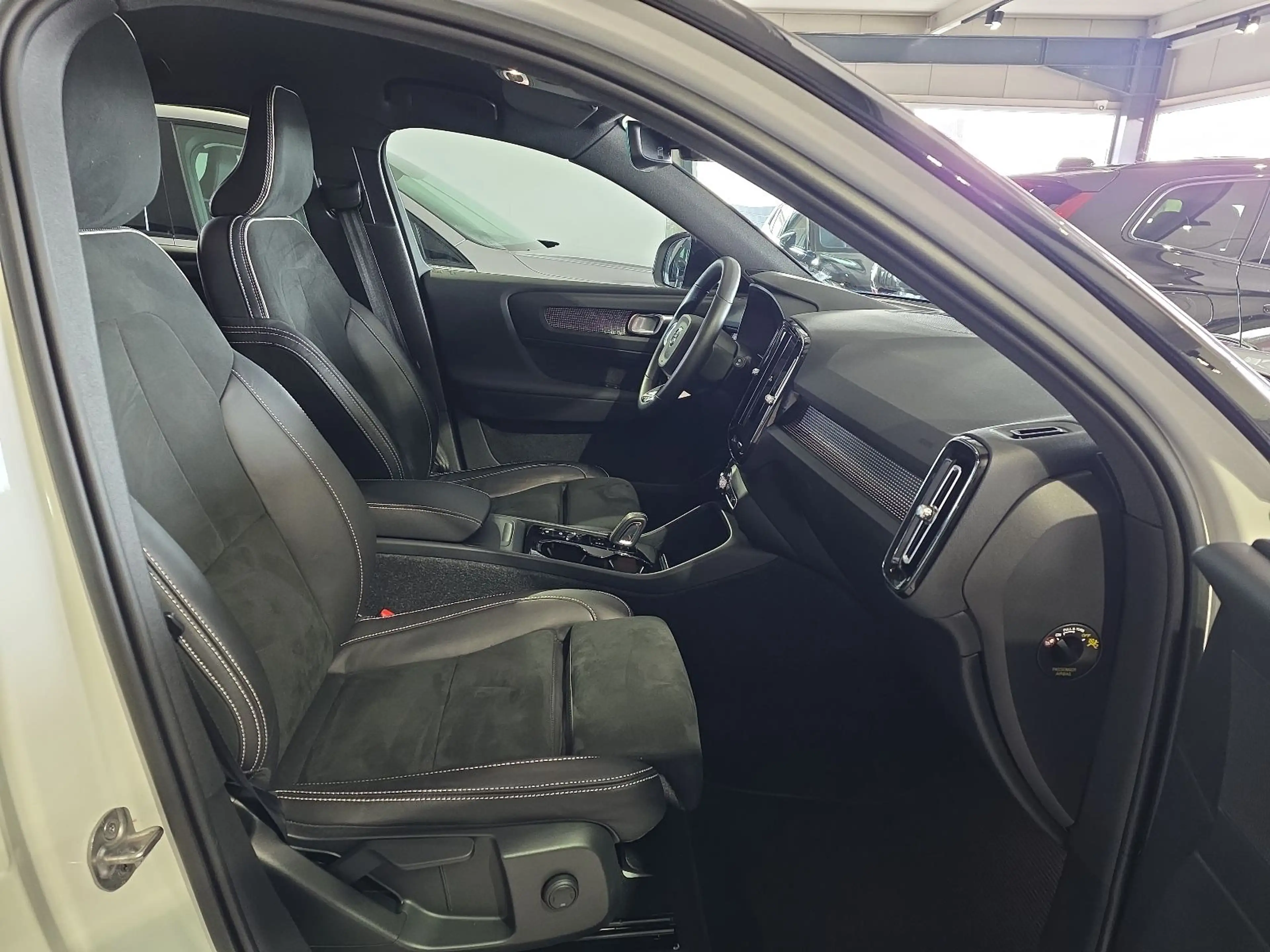 Volvo XC40 B4 R-Design AWD AHK Kamera LED WinterPaket — photo 11