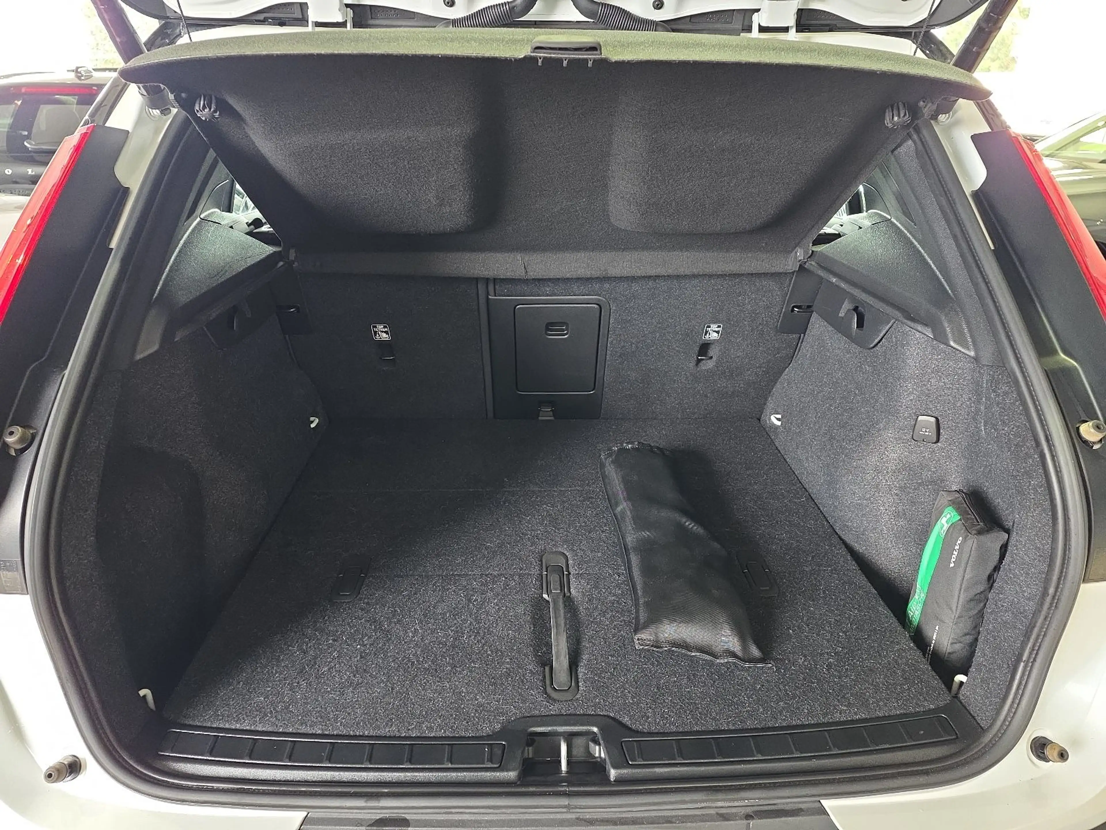 Volvo XC40 B4 R-Design AWD AHK Kamera LED WinterPaket — photo 14