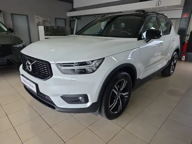 Volvo XC40 B4 R Design AWD AHK Kamera LED WinterPaket
