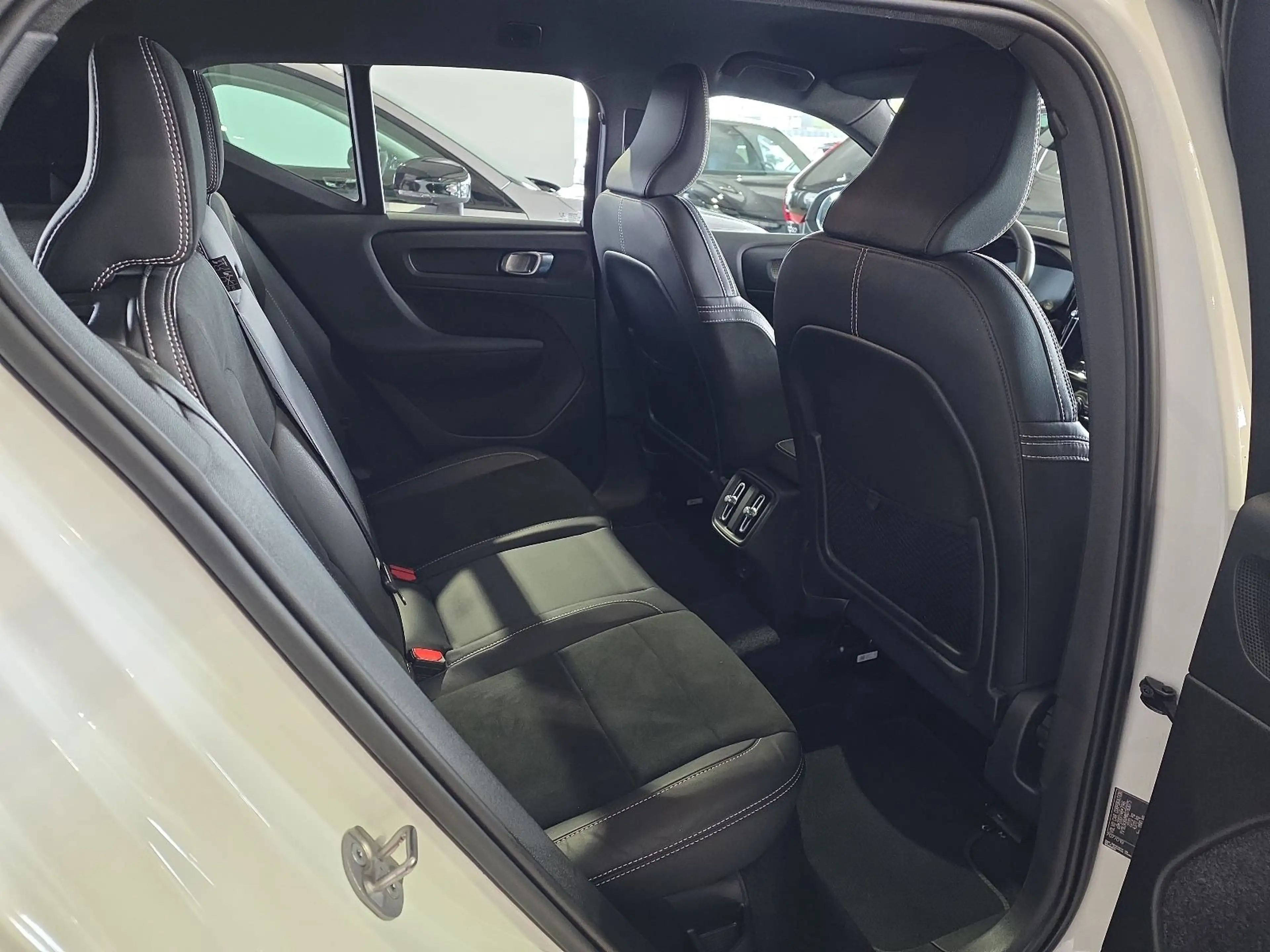 Volvo XC40 B4 R-Design AWD AHK Kamera LED WinterPaket — photo 13