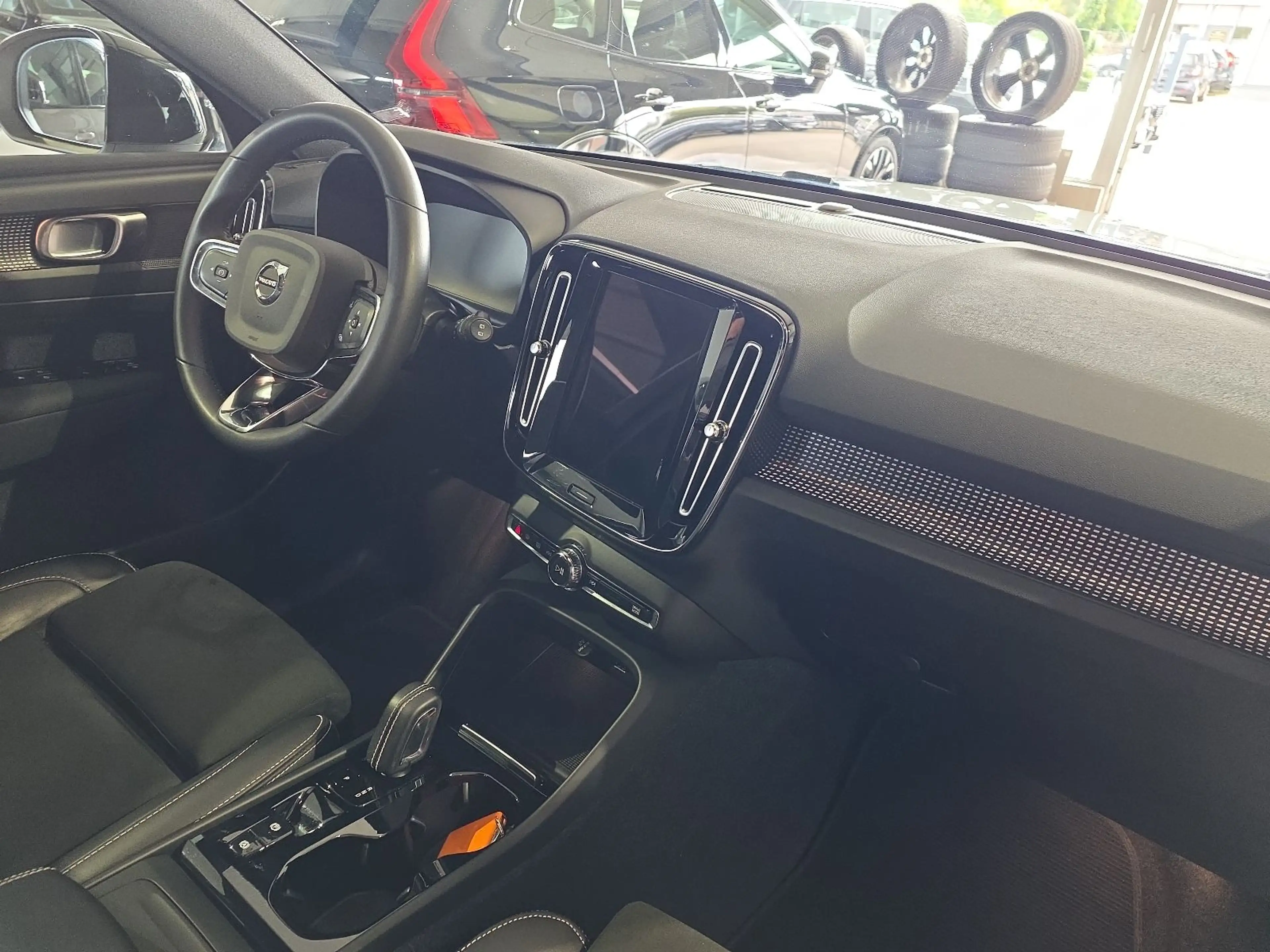 Volvo XC40 B4 R-Design AWD AHK Kamera LED WinterPaket — photo 12