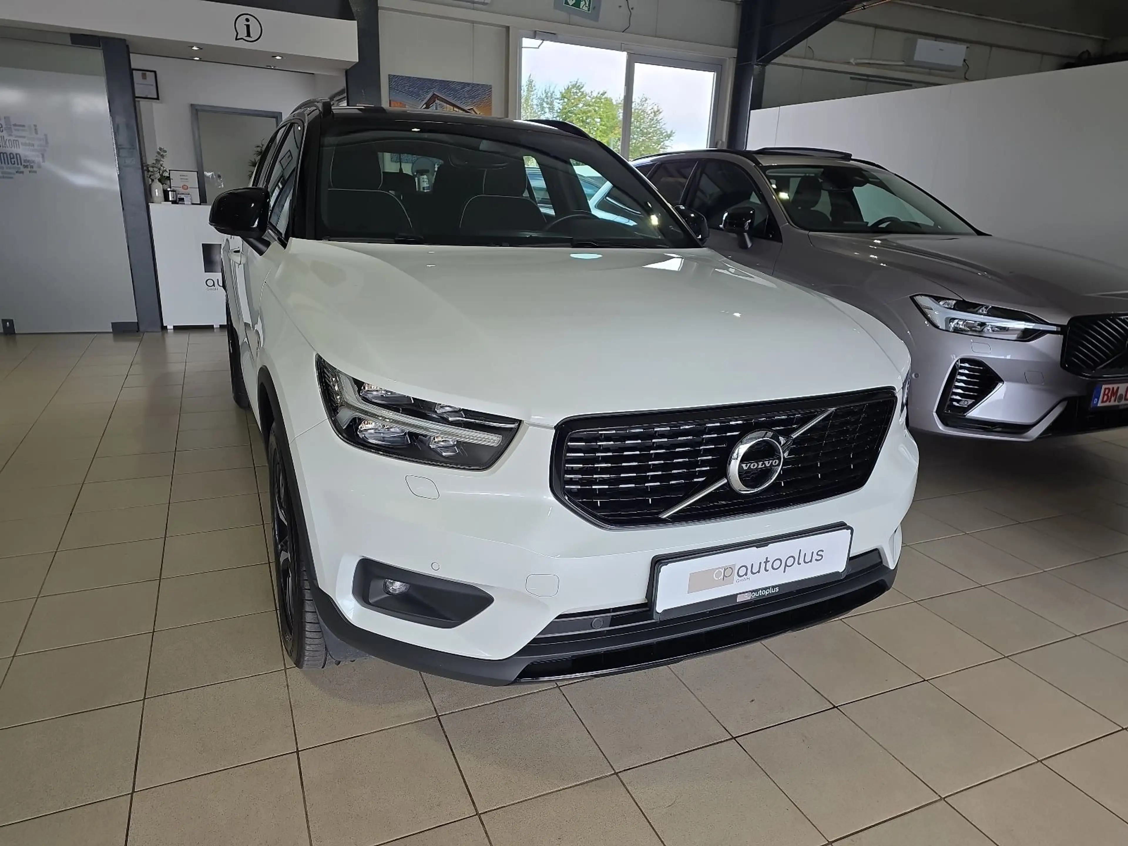 Volvo XC40 B4 R-Design AWD AHK Kamera LED WinterPaket — photo 4
