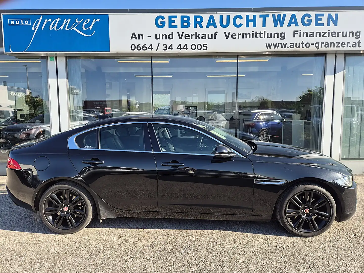 Jaguar XE 20t Prestige Aut. Schwarz - 1
