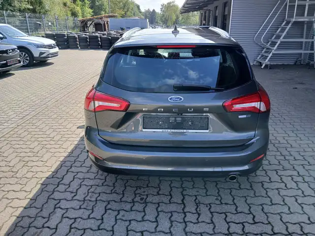 Ford Focus view 2