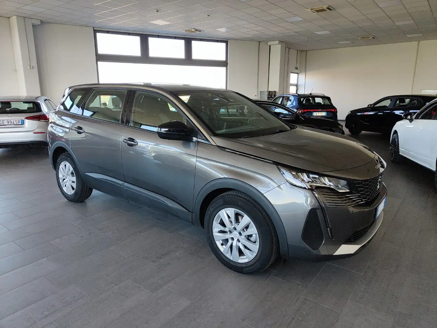 Peugeot 5008 BlueHDi 130cv EAT8 CarPlay/AndroidAuto Autocarro Grigio - 2