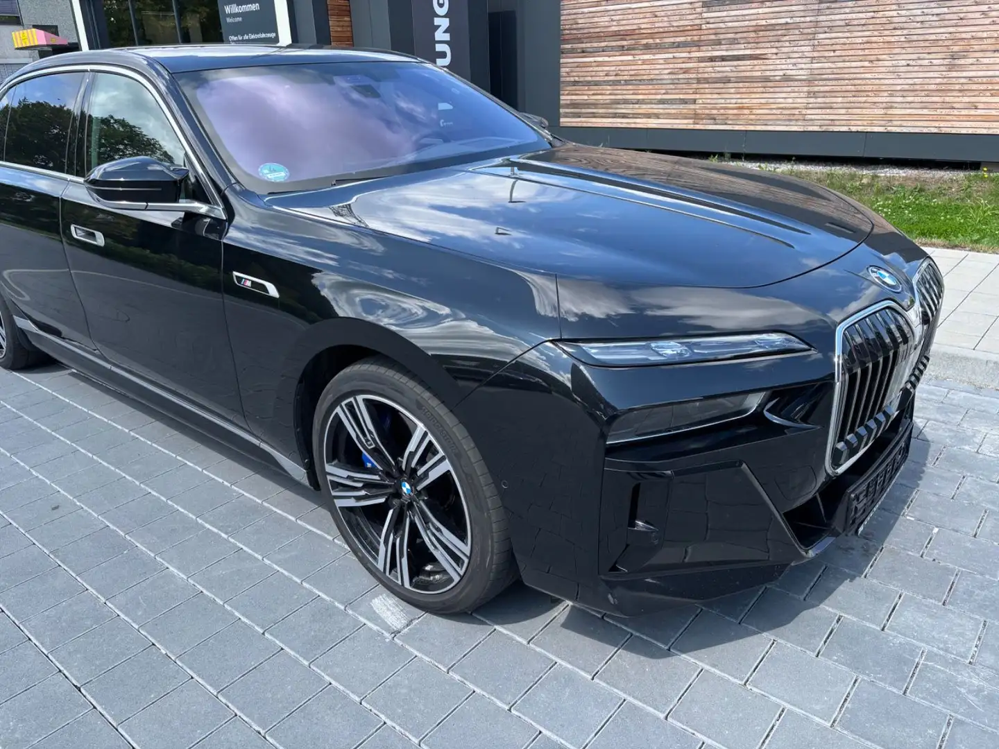BMW 760 e xDrive Iconic SkyDACH Autobahnassistent Schwarz - 1
