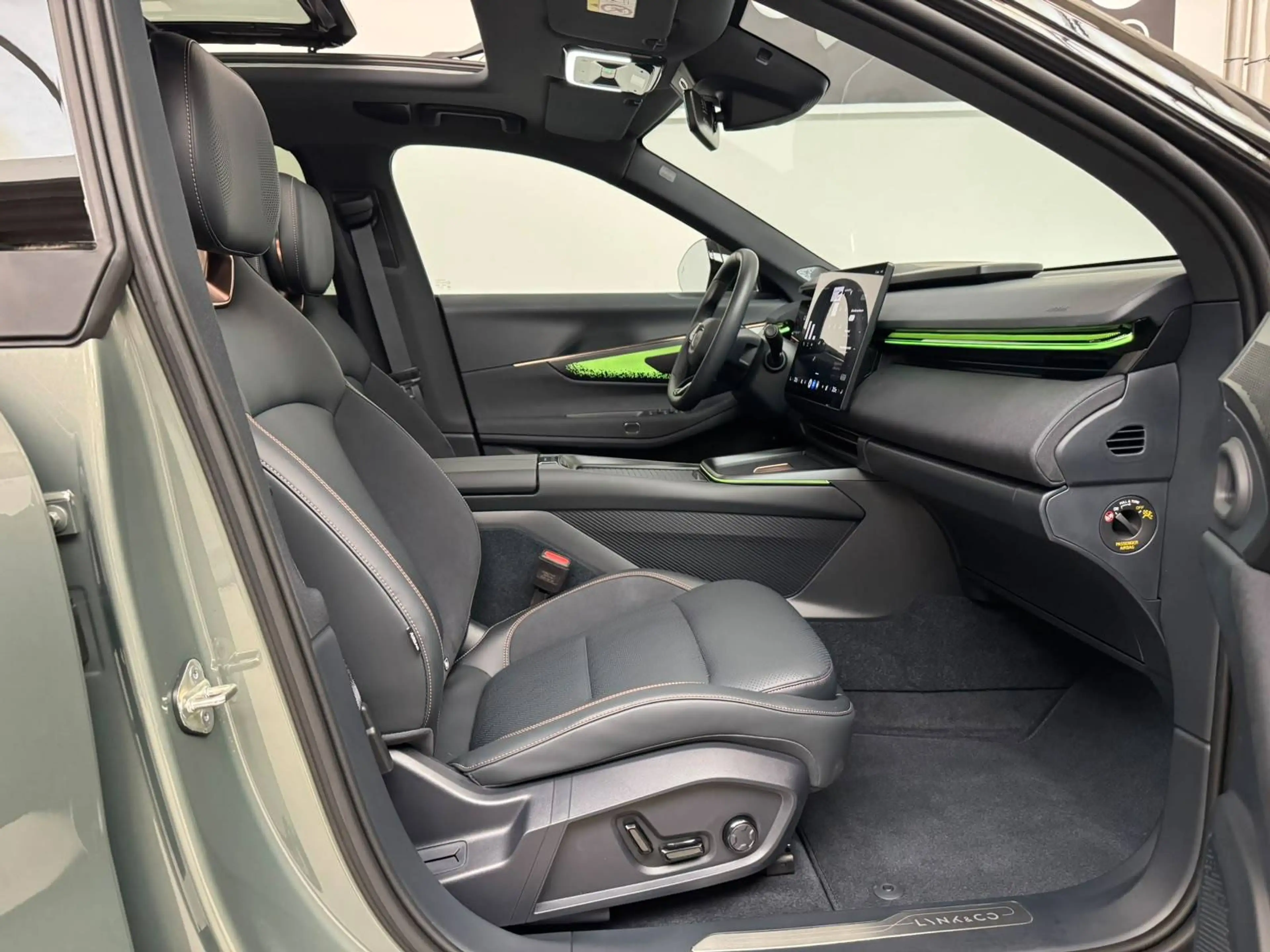 Lynk & Co 08 PHEV More *PANO*AMBIENT LED*360CAM* — photo 16