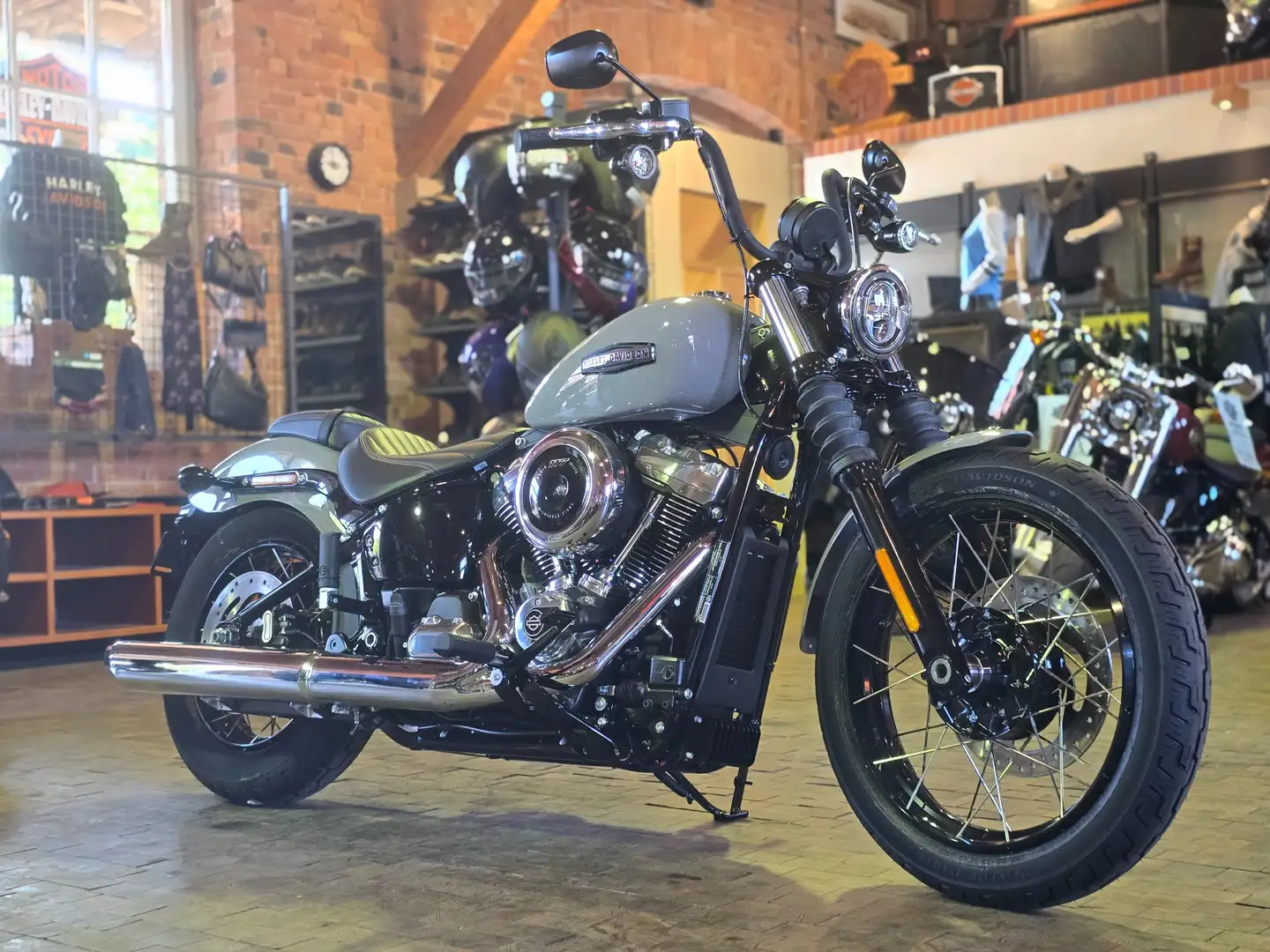 Harley-Davidson Street Bob FXBB Softail Street Bob 117 Grau - 1