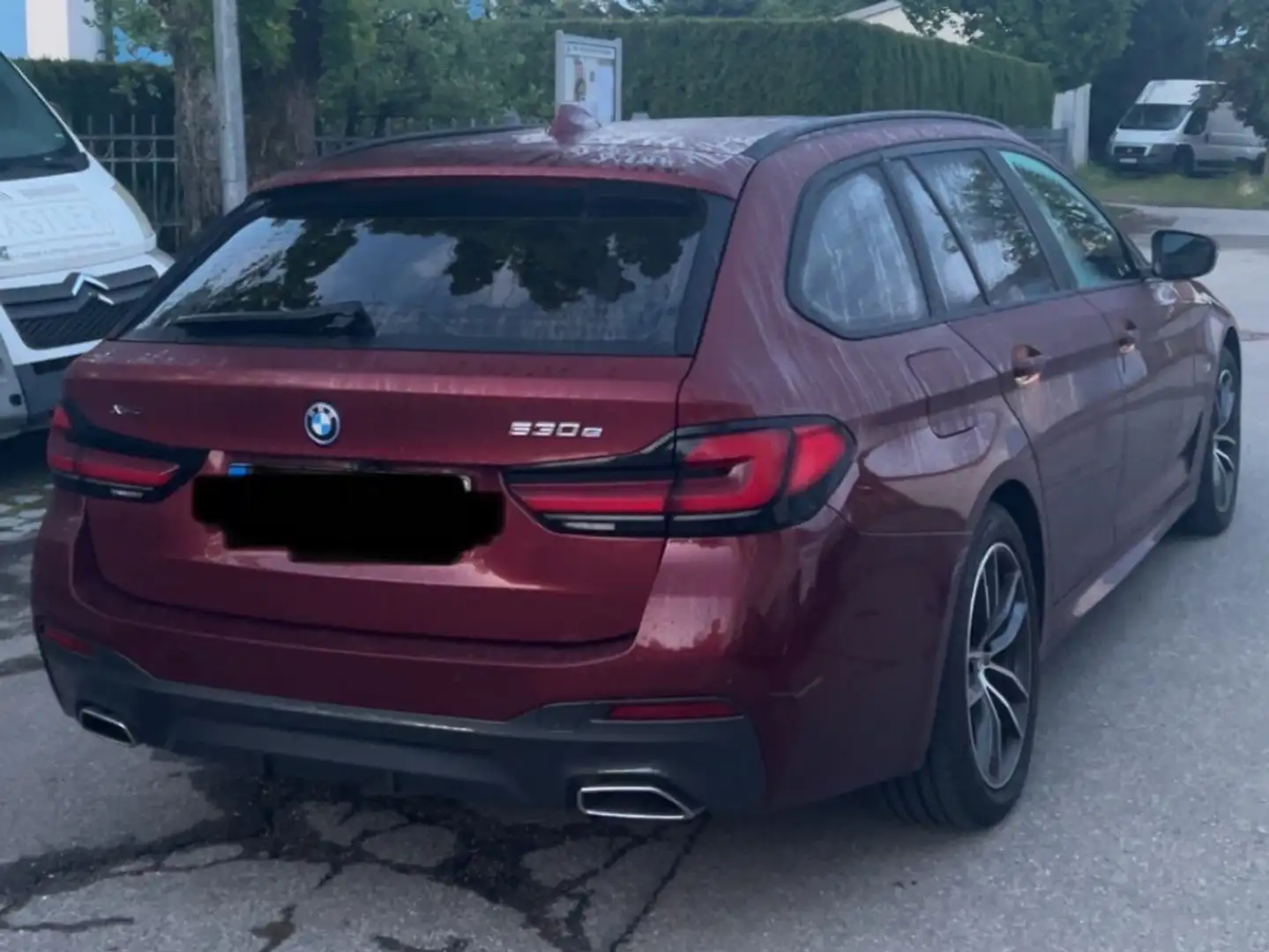 BMW 530 530e xDrive Touring Aut. Červená - 2