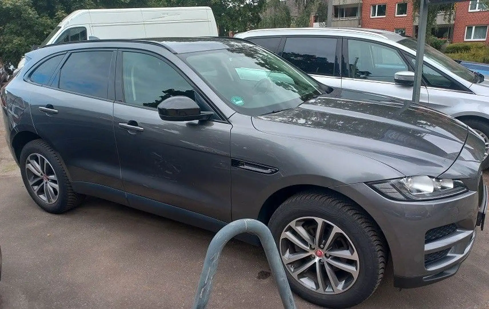 Jaguar F-Pace 25D AWD Klima SHZ Navi Leder Xenon LMF19" Beige - 1