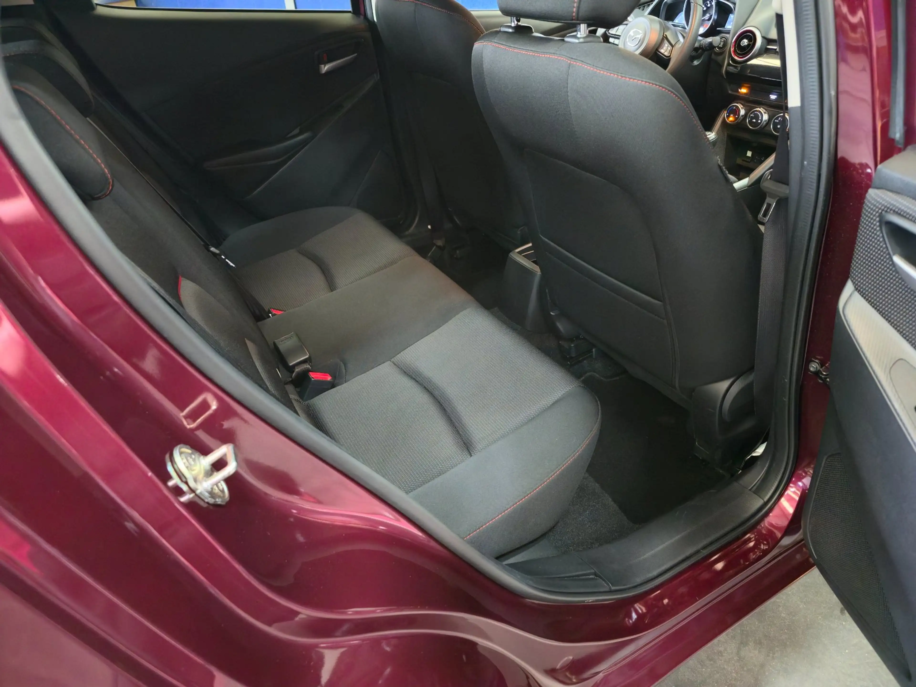 Mazda 2 1.5 Skyactiv-G Luxury — photo 11