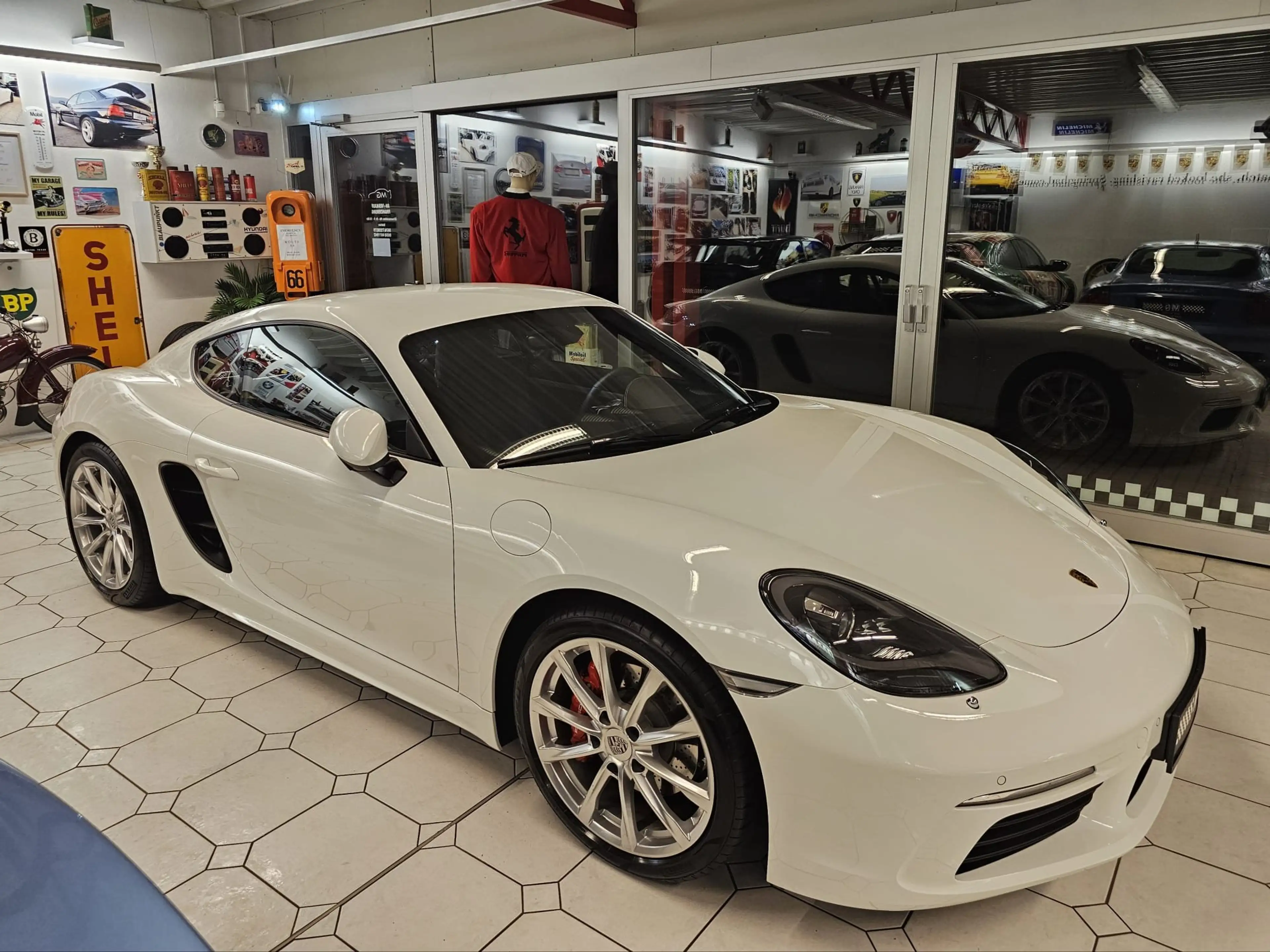 Porsche Cayman S — photo 8
