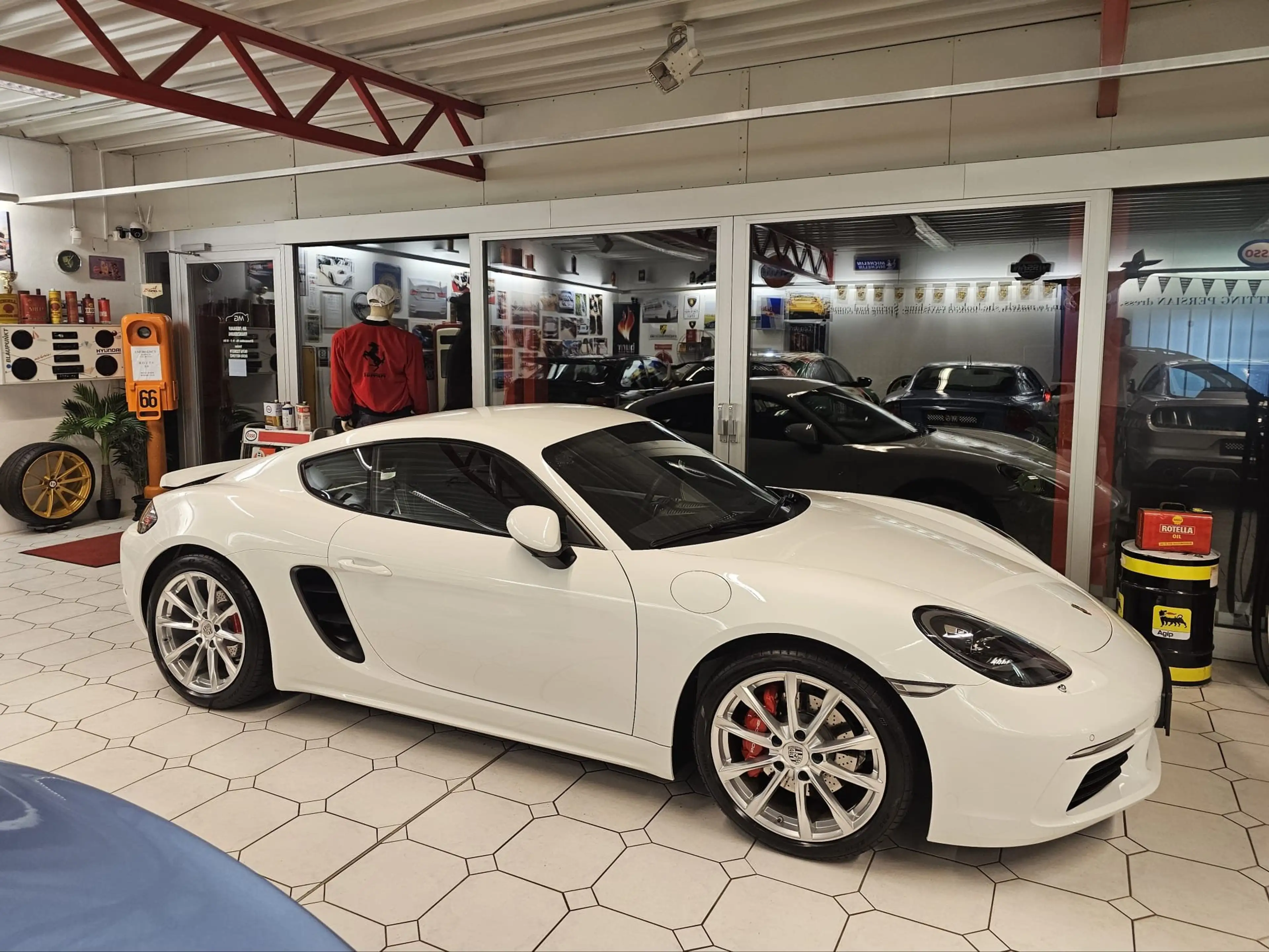Porsche Cayman S — photo 10