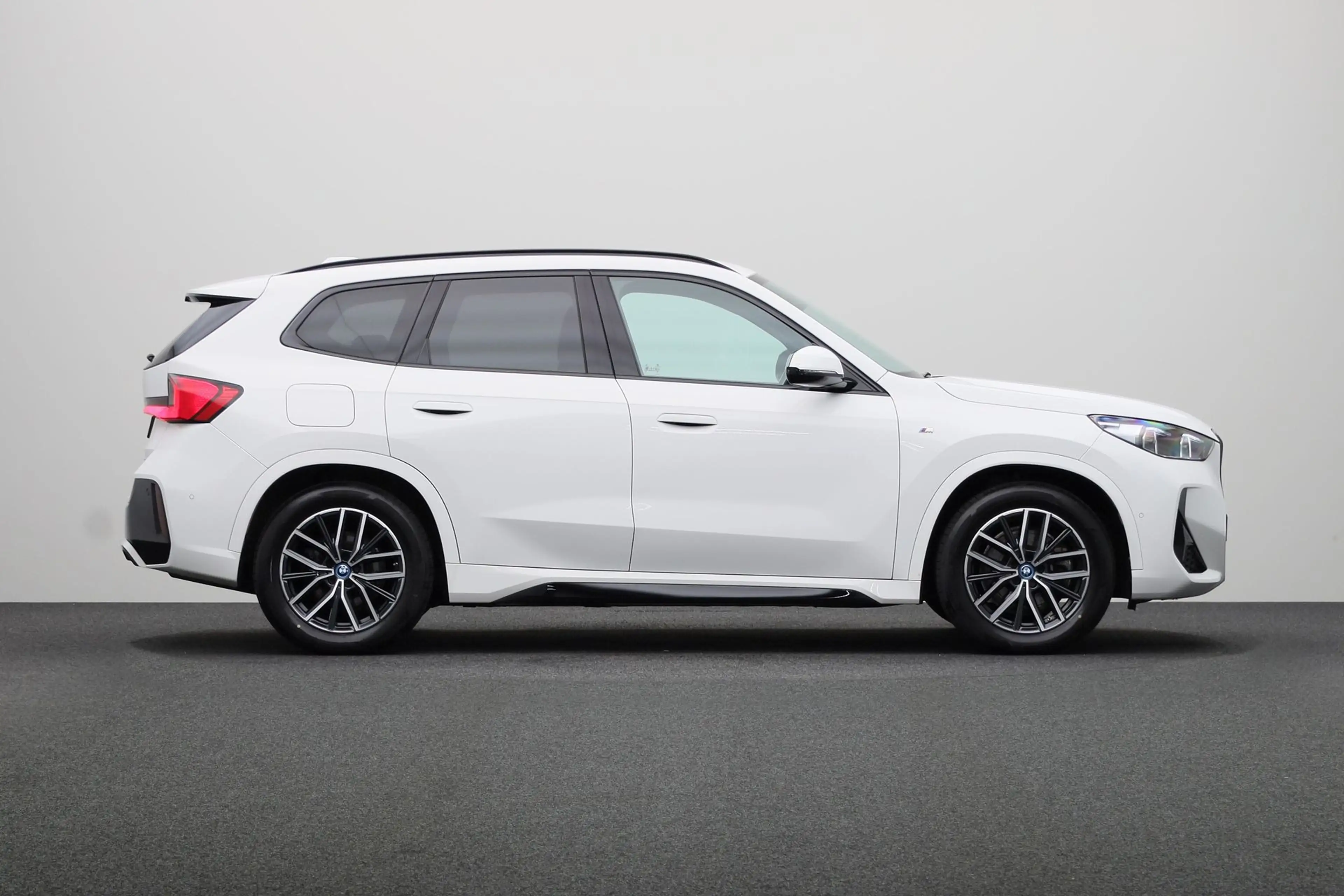 BMW iX1 xDrive30 67 kWh | Achteruitrijcamera |  Driving As — photo 10