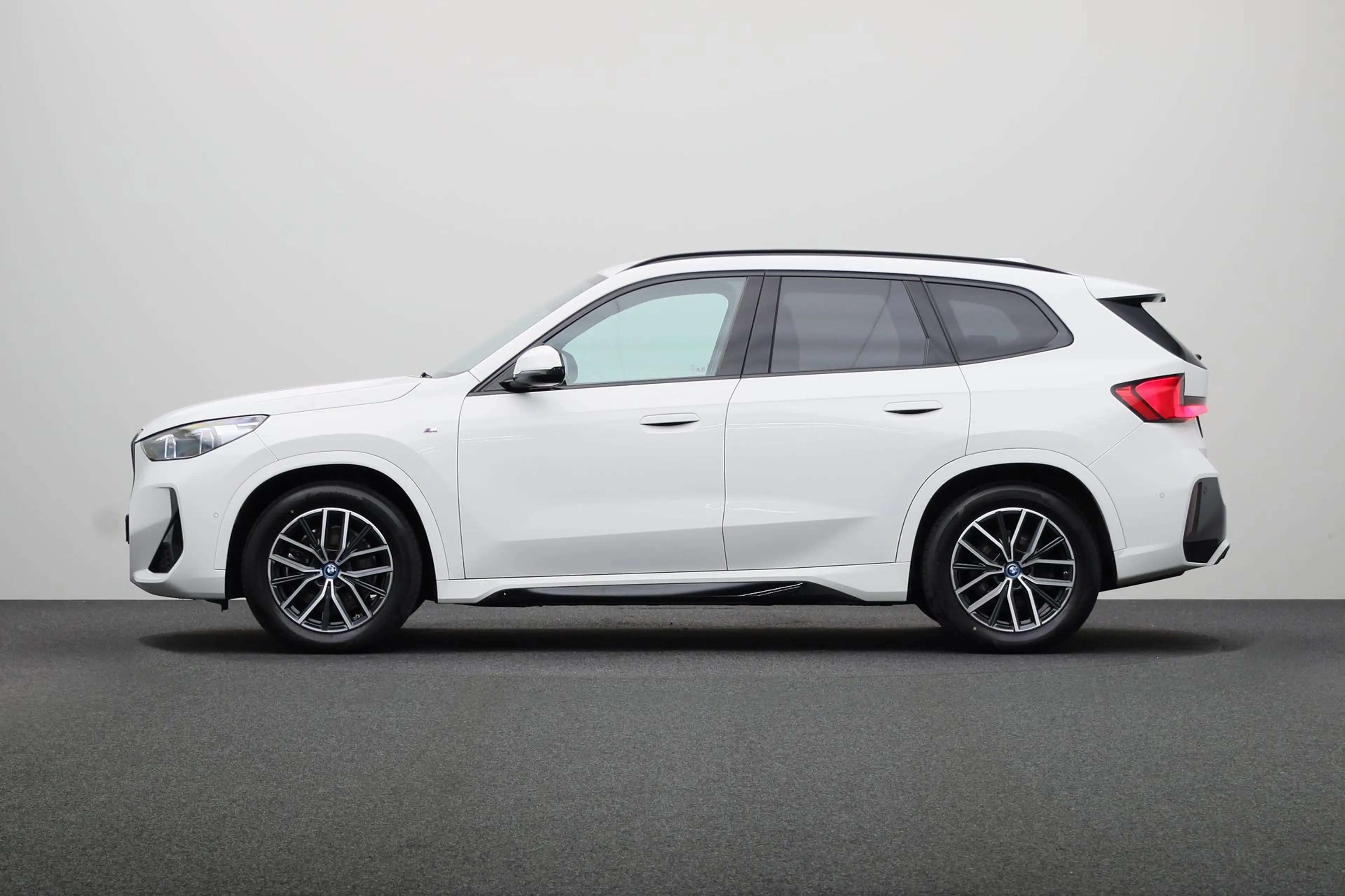 BMW iX1 xDrive30 67 kWh | Achteruitrijcamera |  Driving As — photo 12
