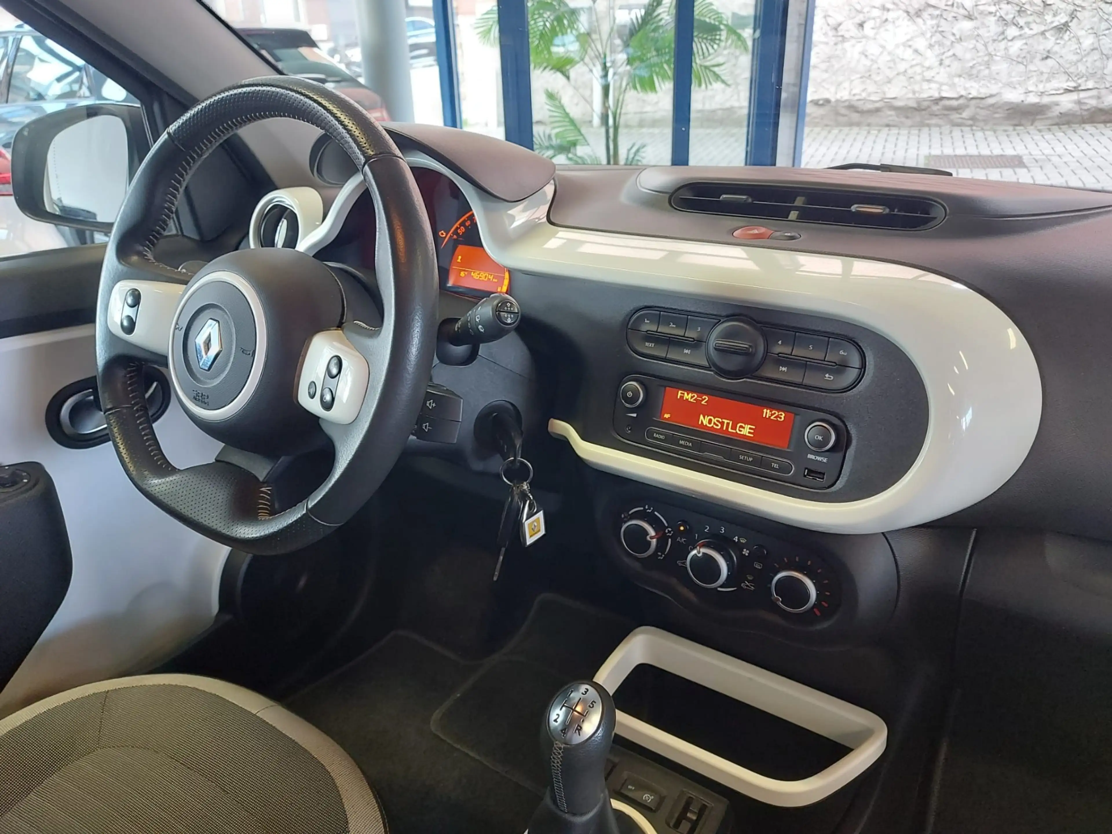 Renault Twingo TRES BIEN EQUIPÉE ET GARANTIE — photo 9