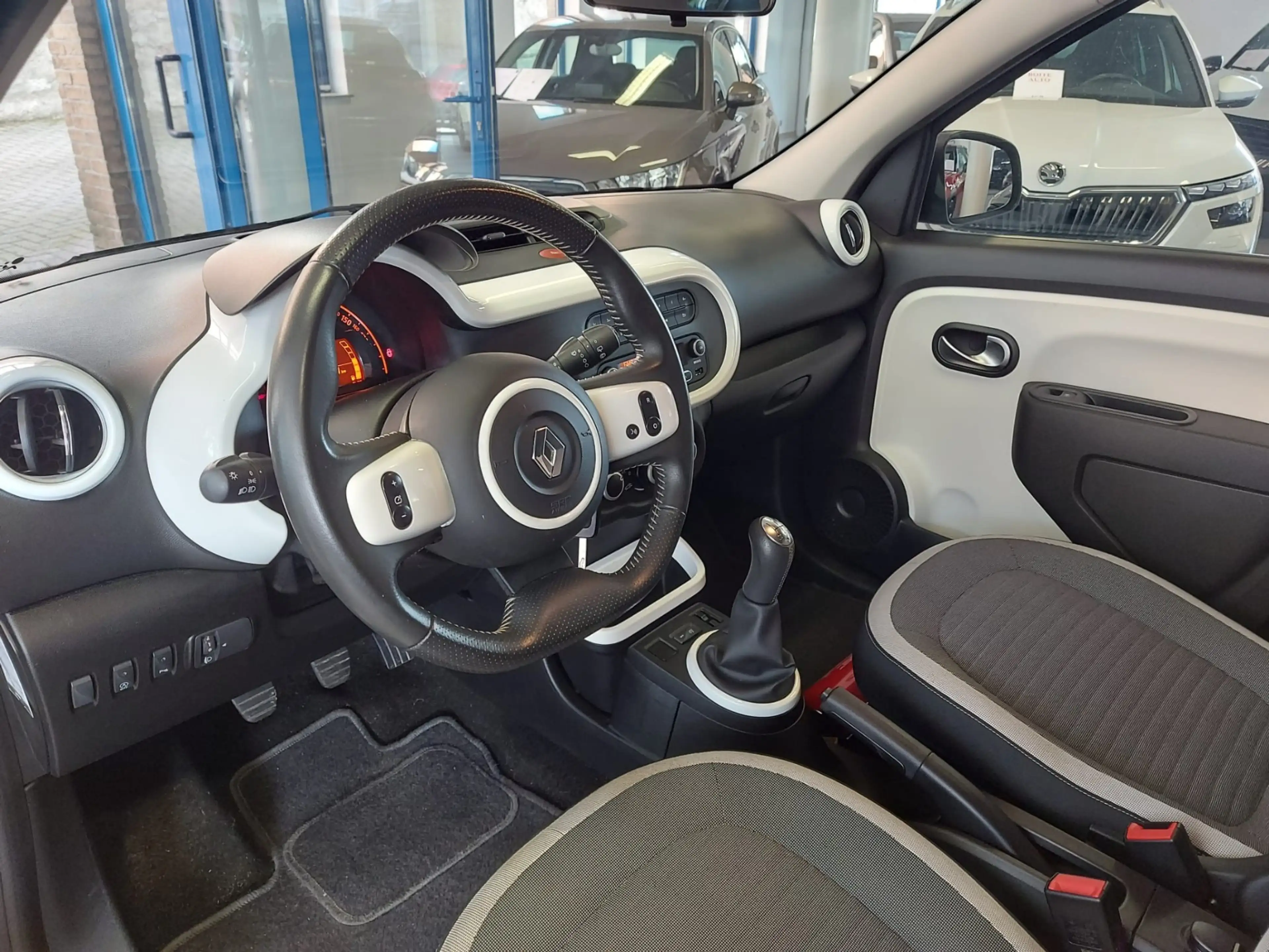 Renault Twingo TRES BIEN EQUIPÉE ET GARANTIE — photo 4