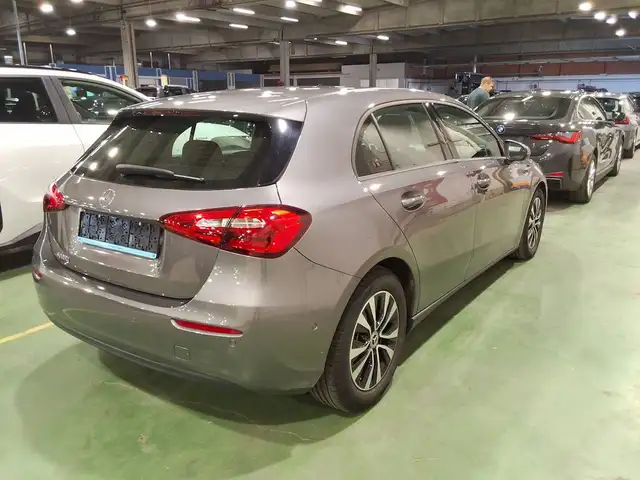 Mercedes-Benz A view 3