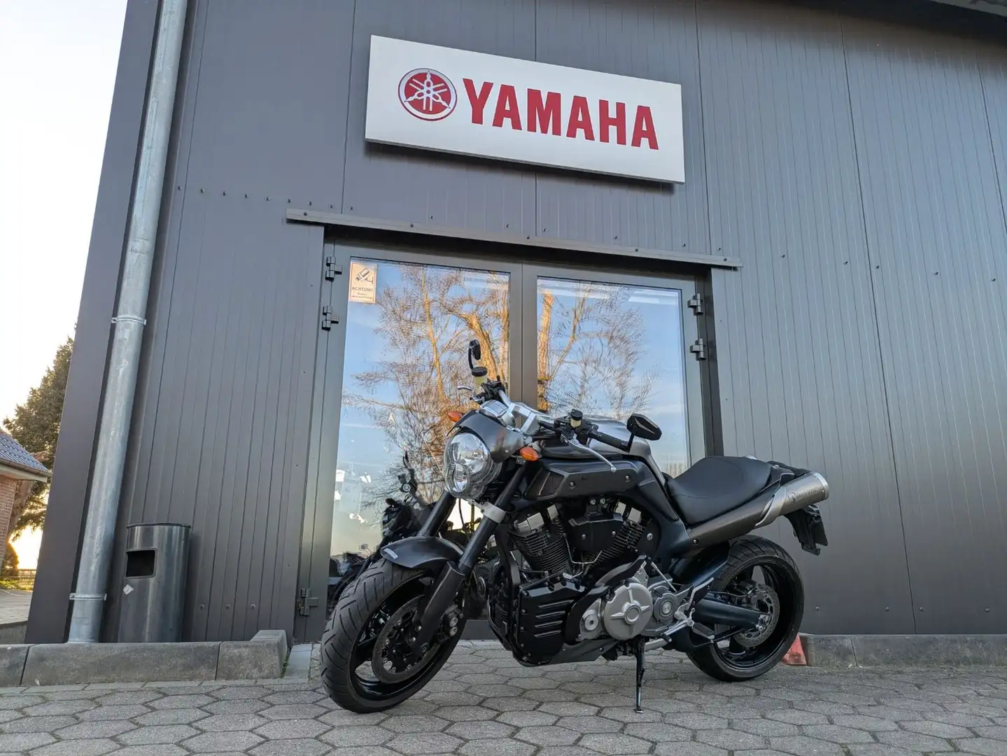 Yamaha MT-01 Akrapovic & MT Performance Styling Plateado - 1