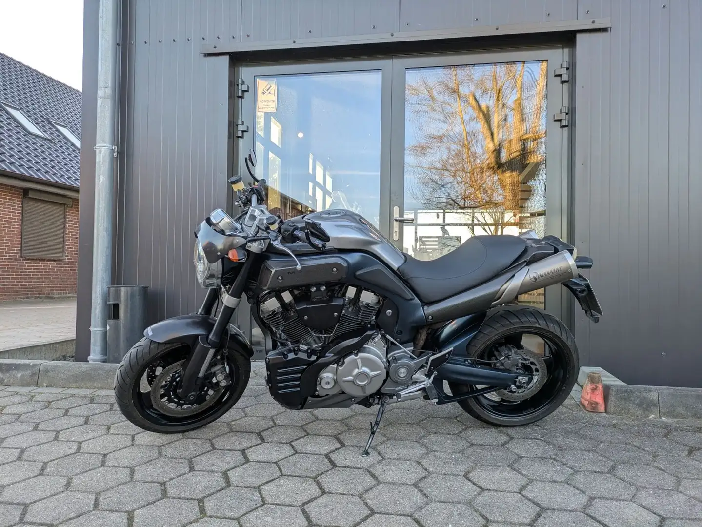 Yamaha MT-01 Akrapovic & MT Performance Styling Plateado - 2
