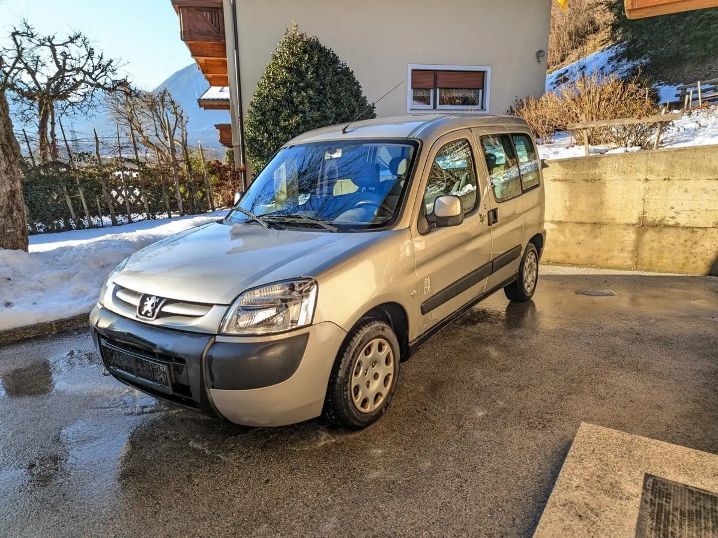 Peugeot Partner Family Komfort 1,4 - Benzin Grau - 1
