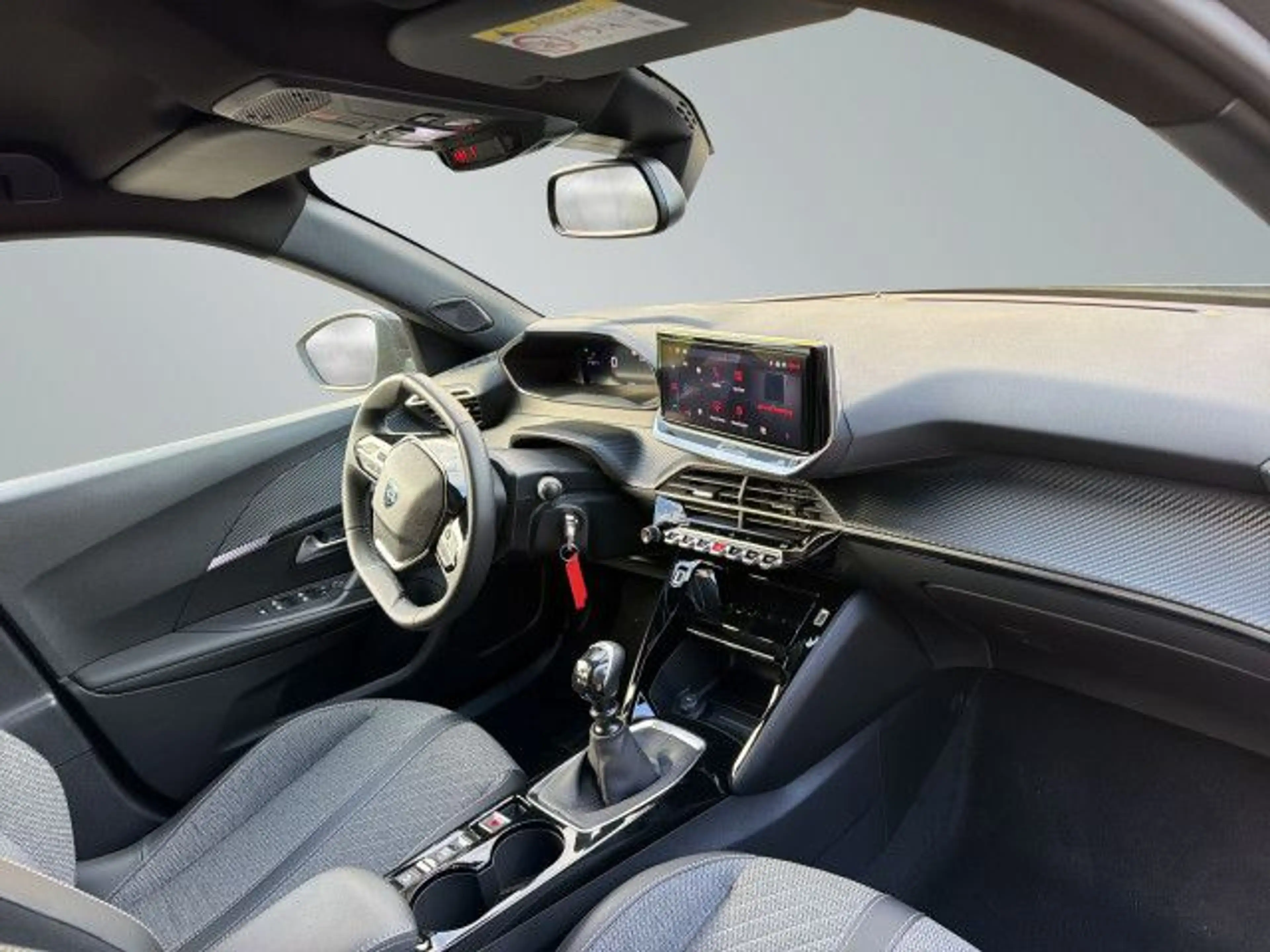 Peugeot 2008 Allure PureTech 100 / SHZ / CarPlay Navi — photo 15