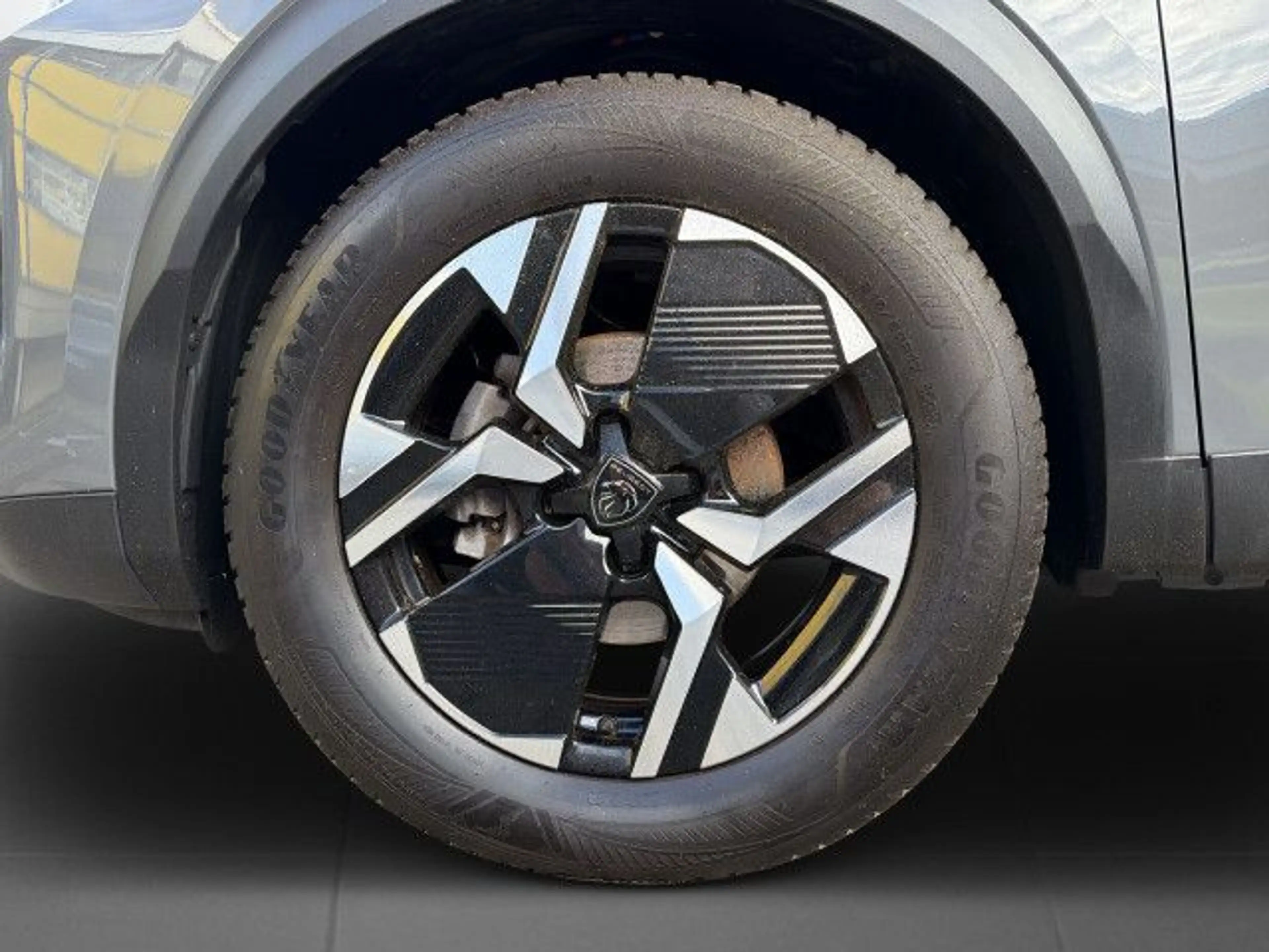 Peugeot 2008 Allure PureTech 100 / SHZ / CarPlay Navi — photo 9