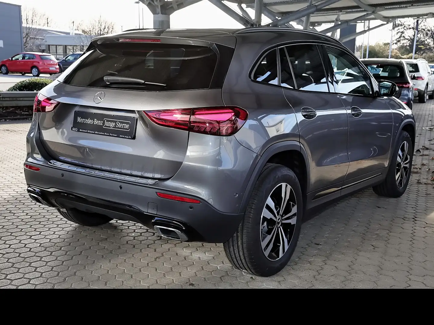 Mercedes-Benz GLA 180 KAMERA+SPURHALTE+CARPLAY+MBUX+LED+18" Gris - 2