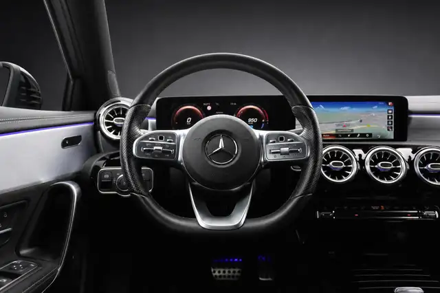 Mercedes-Benz 250 view 8