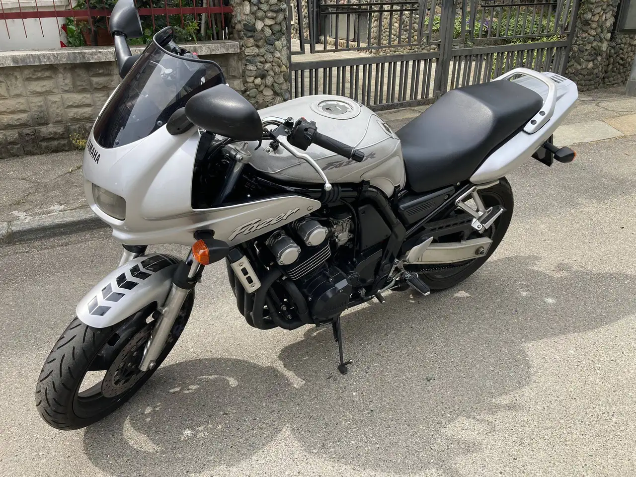Yamaha FZR 600