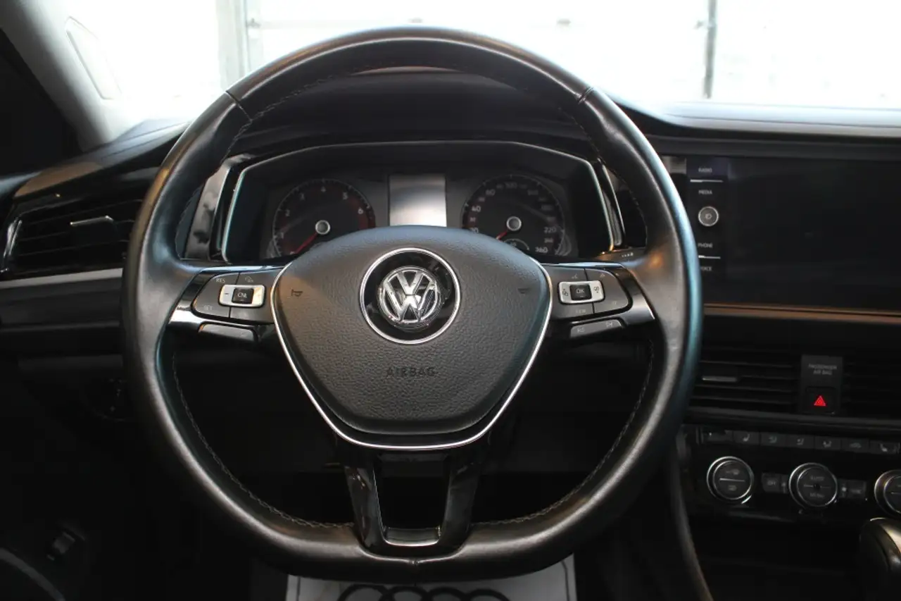 Volkswagen Jetta снимка Volkswagen Jetta