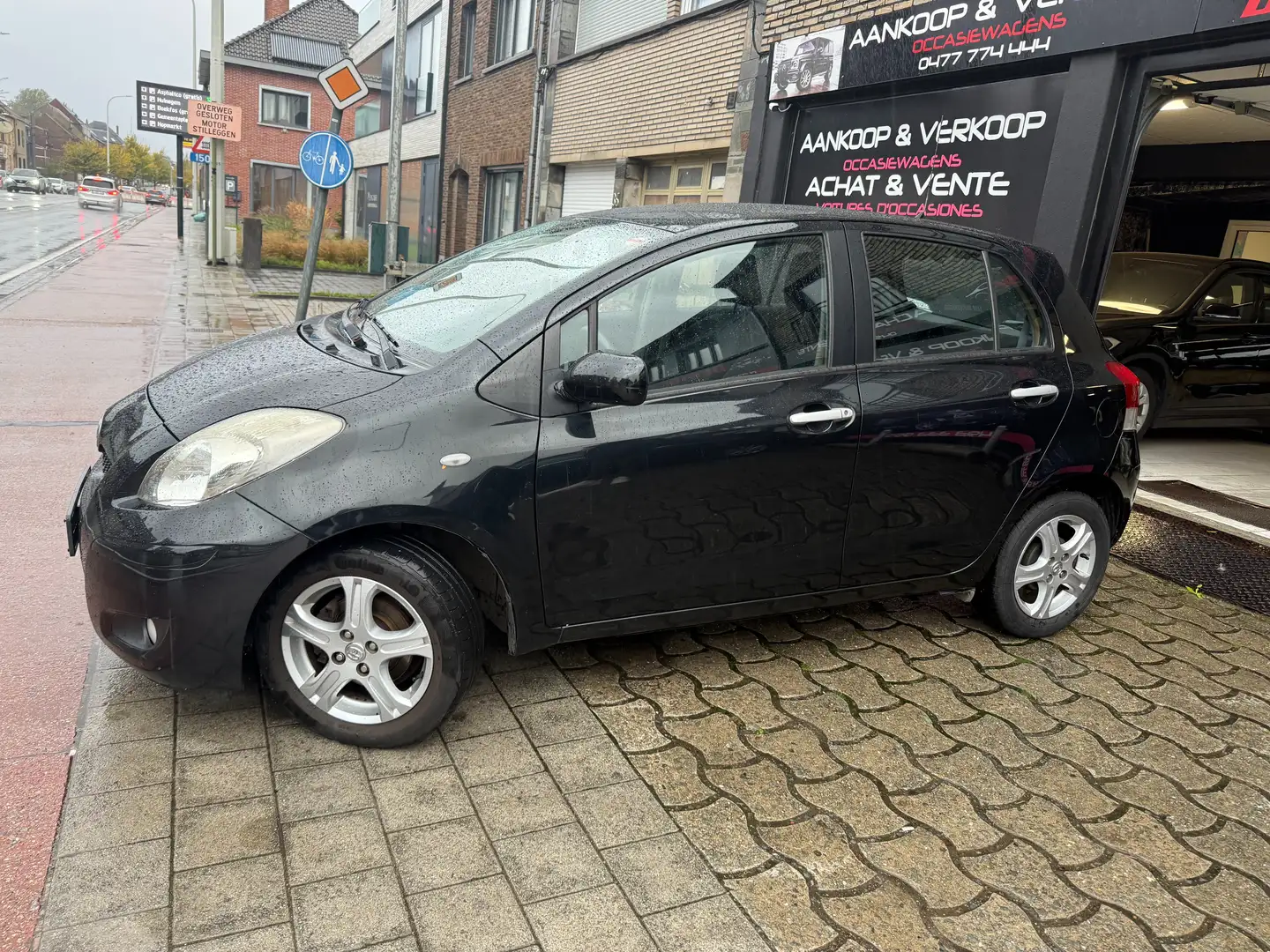 Toyota Yaris 1.3i VVT essence -Airco Garantie 1an Noir - 1