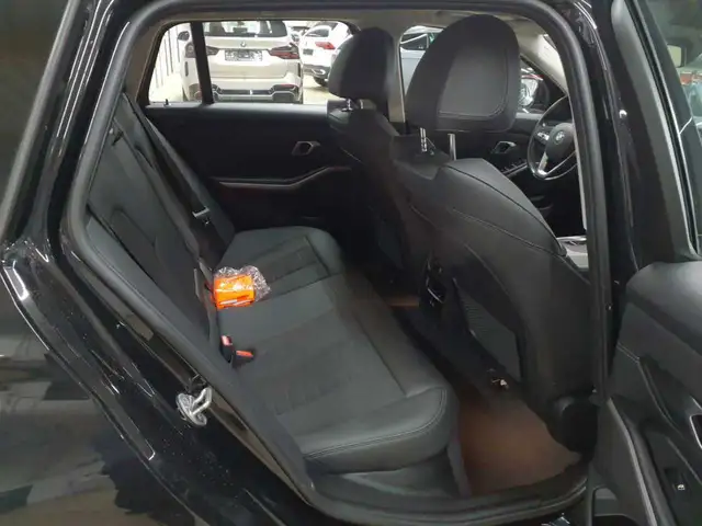BMW 3 Series view 14